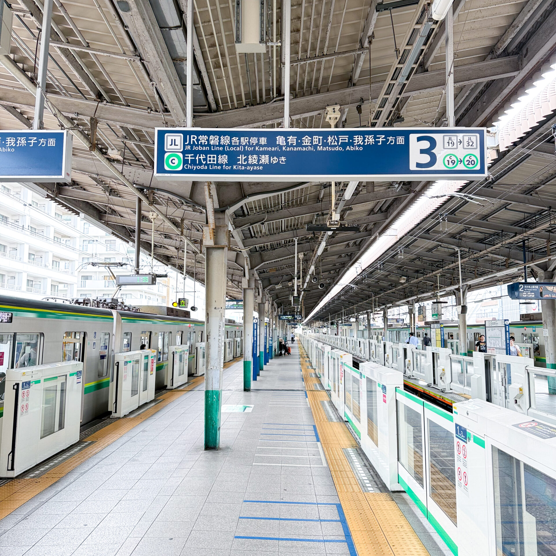 千代田線綾瀬駅3番線ホーム