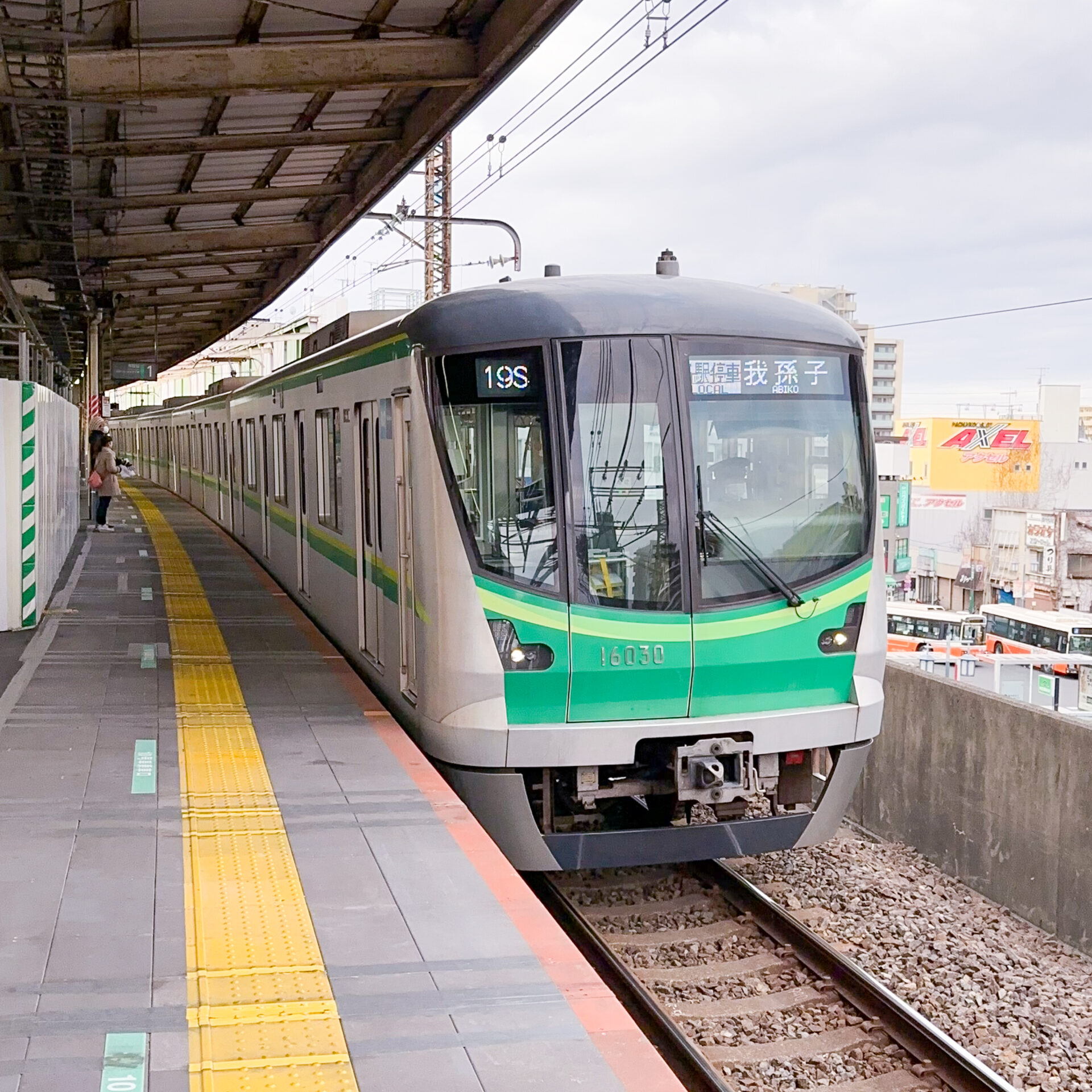 東京メトロ16000系電車常磐線各駅停車亀有駅にて