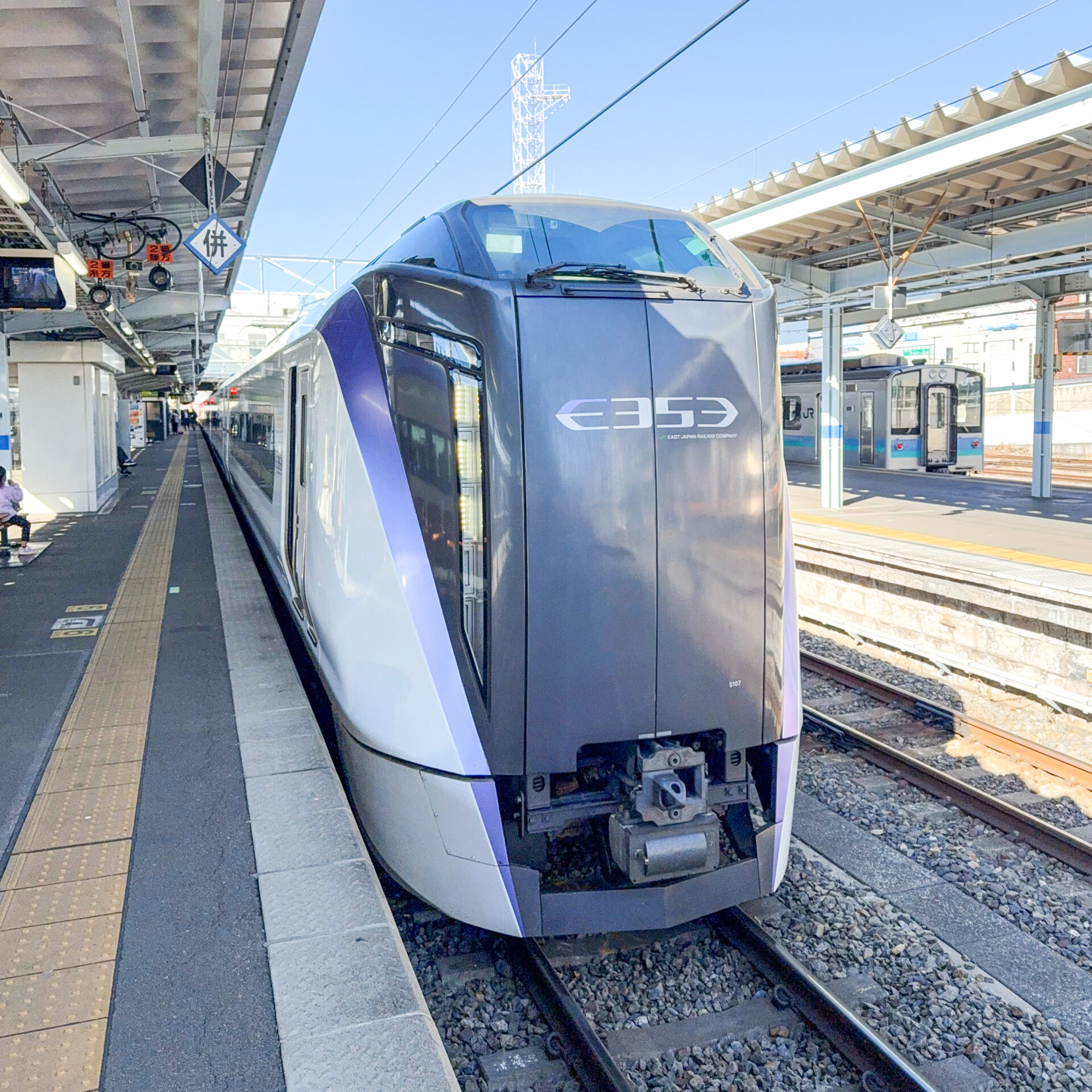 特急あずさ号松本駅にて