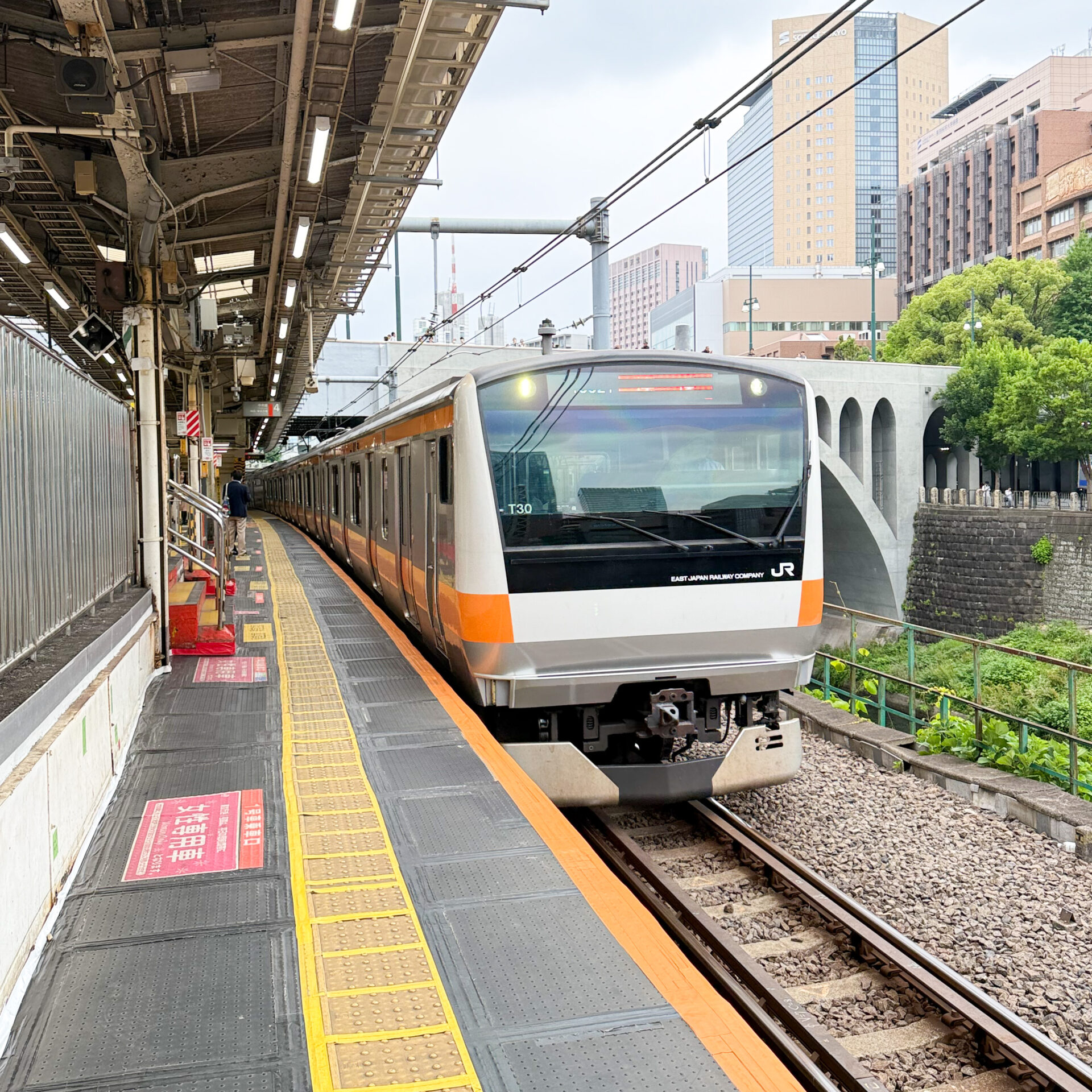 御茶ノ水駅に入る中央線快速列車