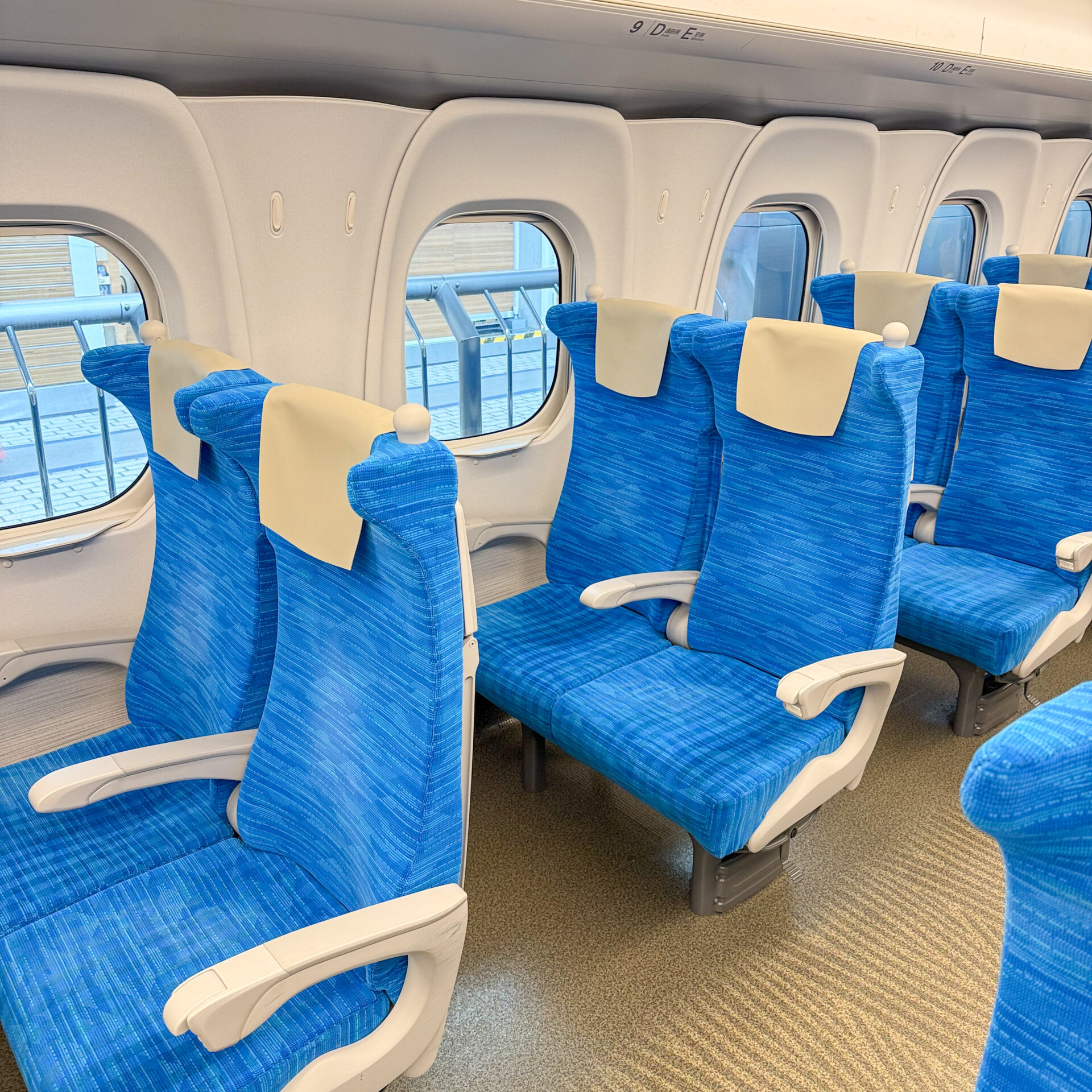 東海道・山陽新幹線7号車S Work車両