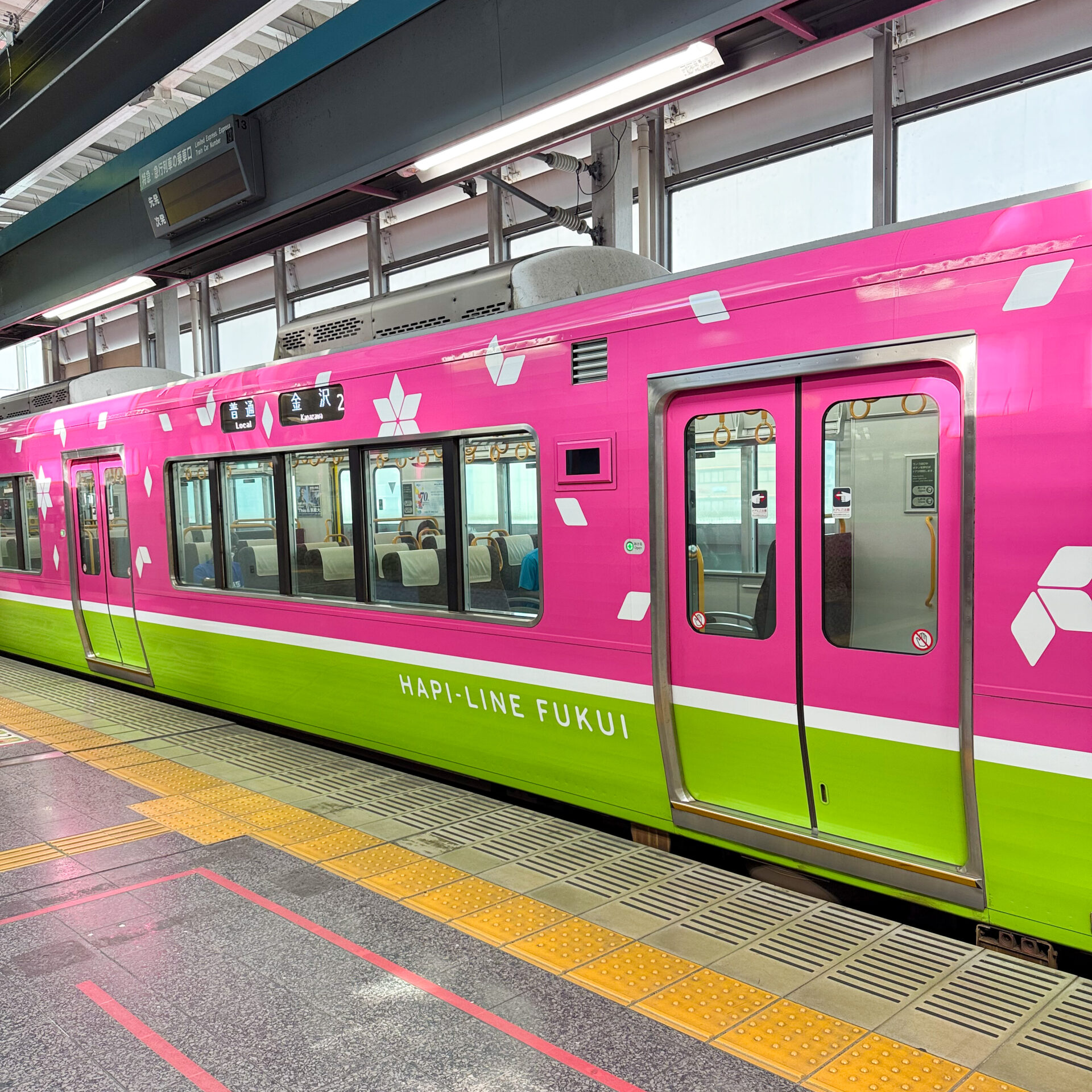 ハピラインふくい普通列車福井駅にて