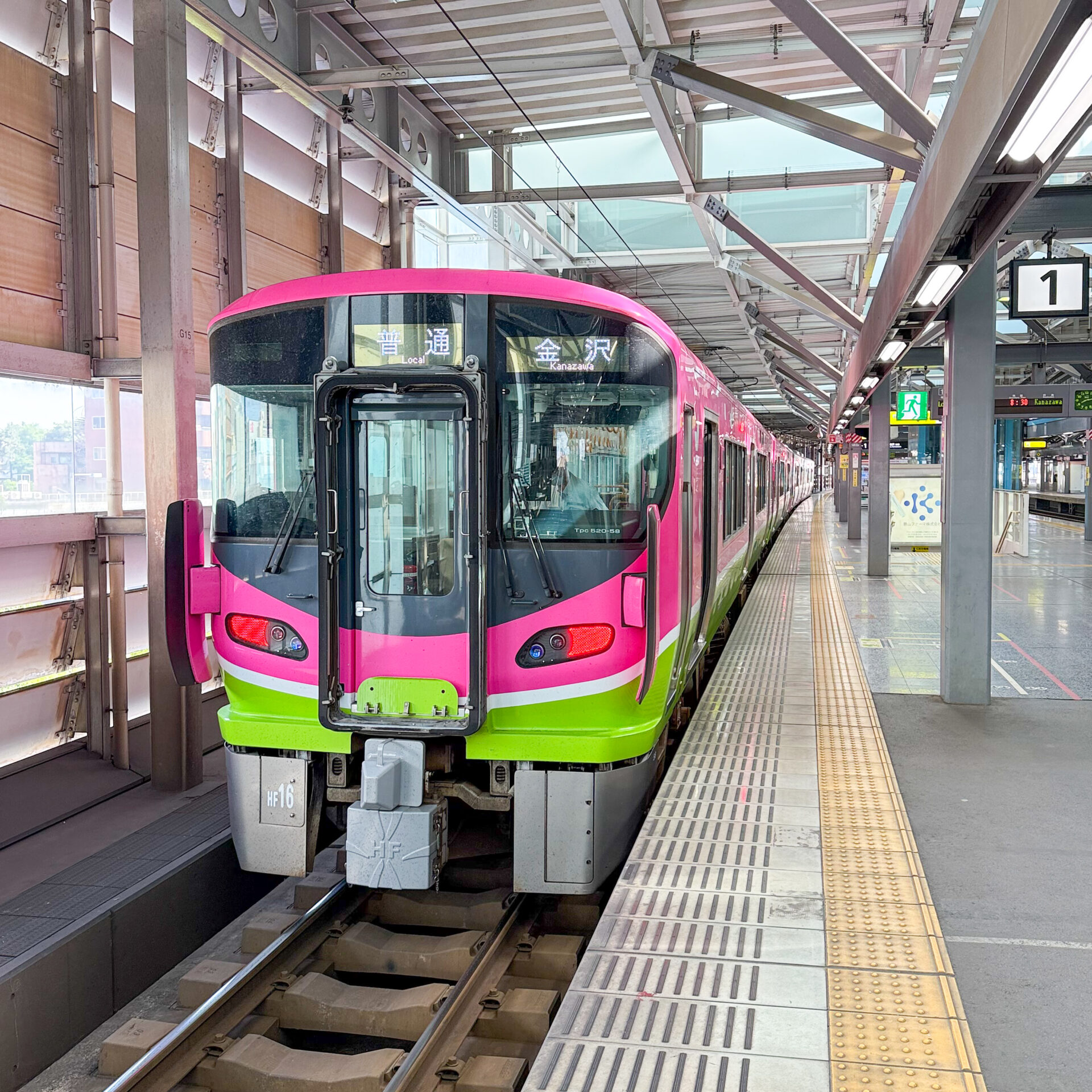 ハピラインふくい普通列車福井駅にて