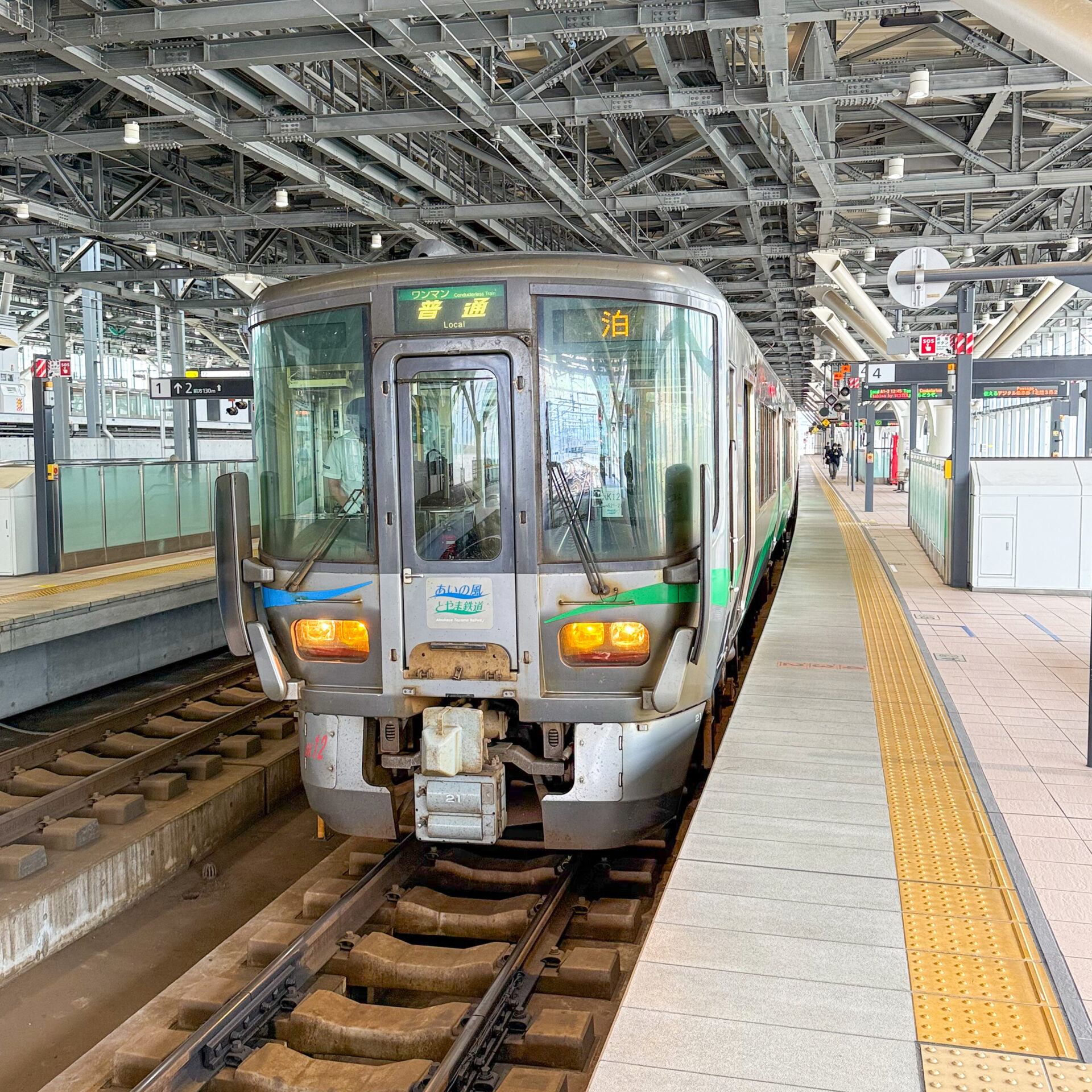 あいの風とやま鉄道普通列車富山駅にて