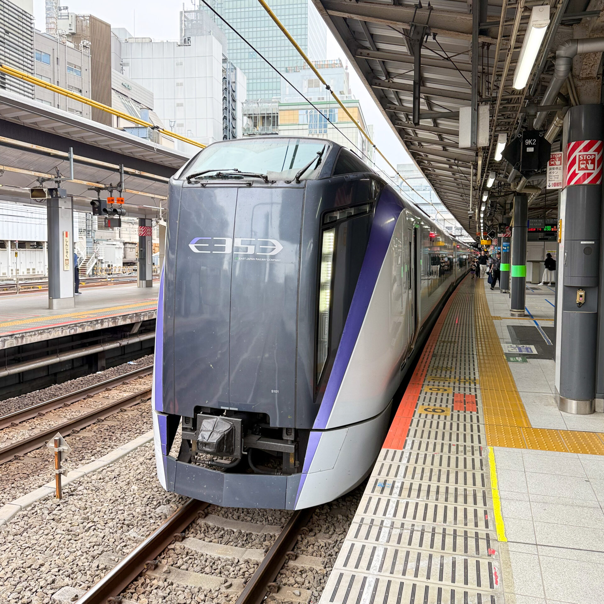 特急あずさ号新宿駅にて