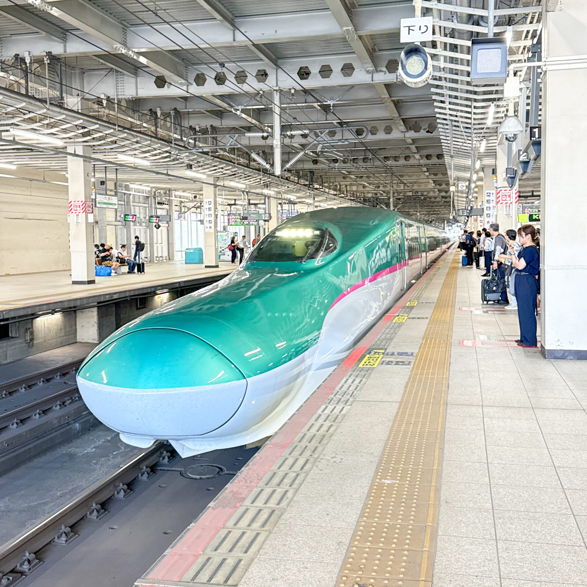 新幹線E5系仙台駅にて