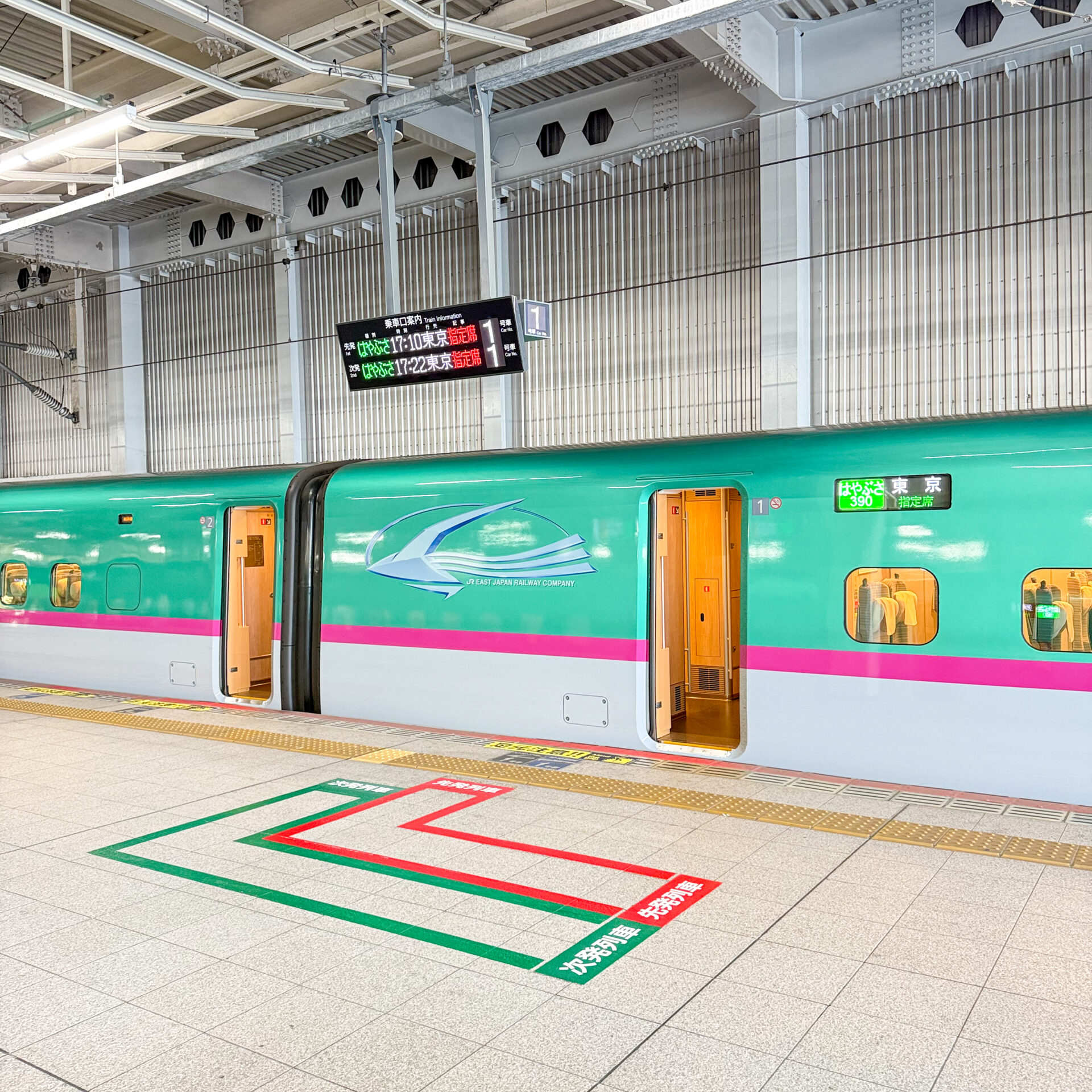 仙台駅に停車中のはやぶさ号