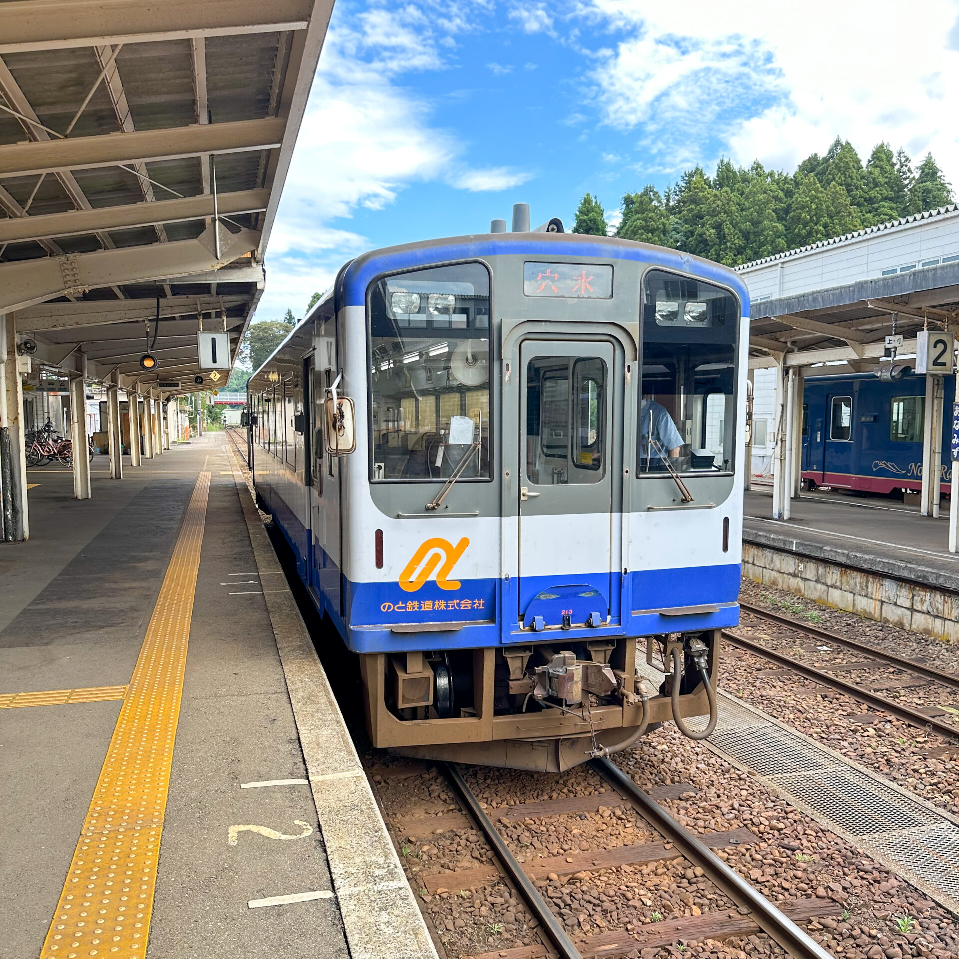 のと鉄道普通列車穴水駅にて