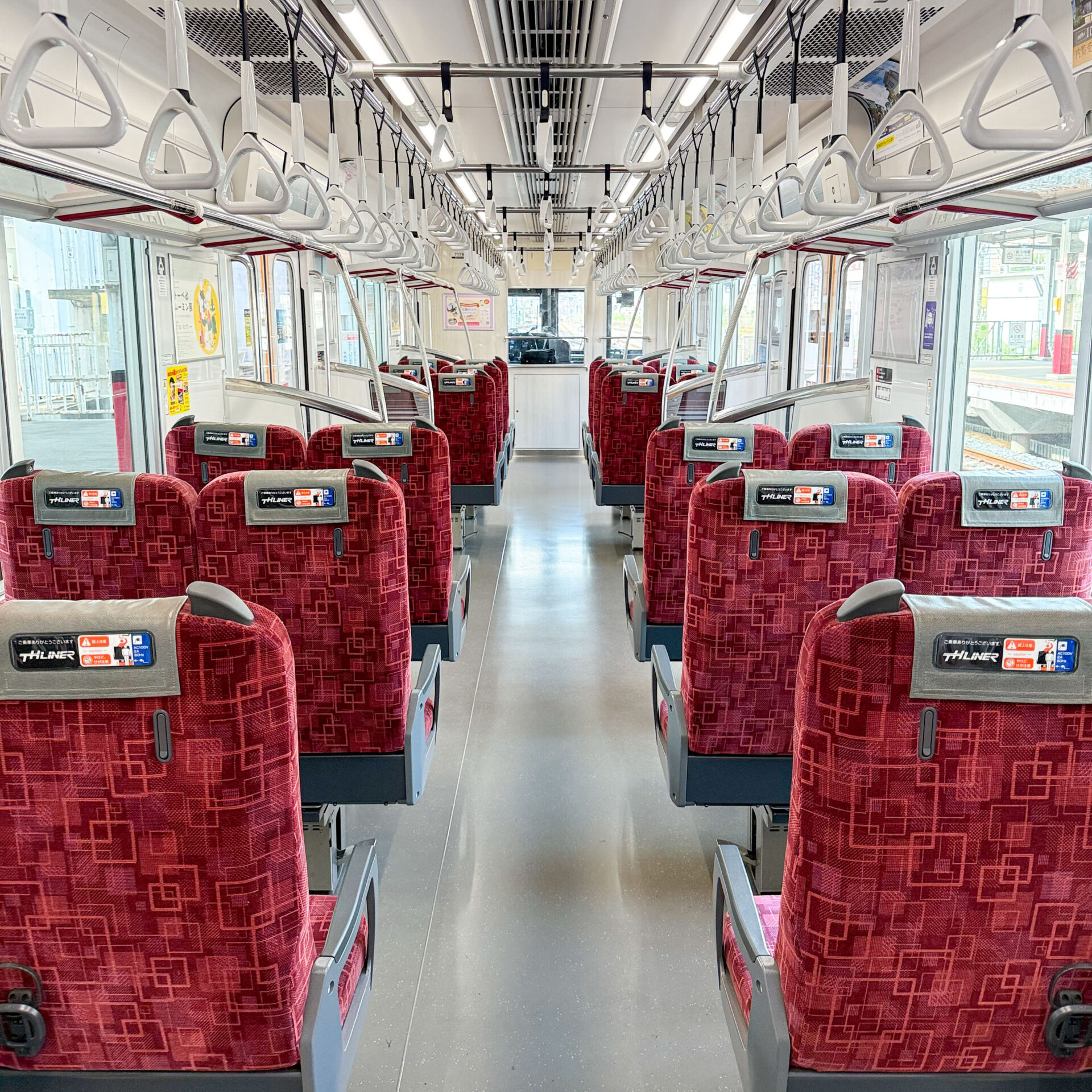 東武70090型電車車内