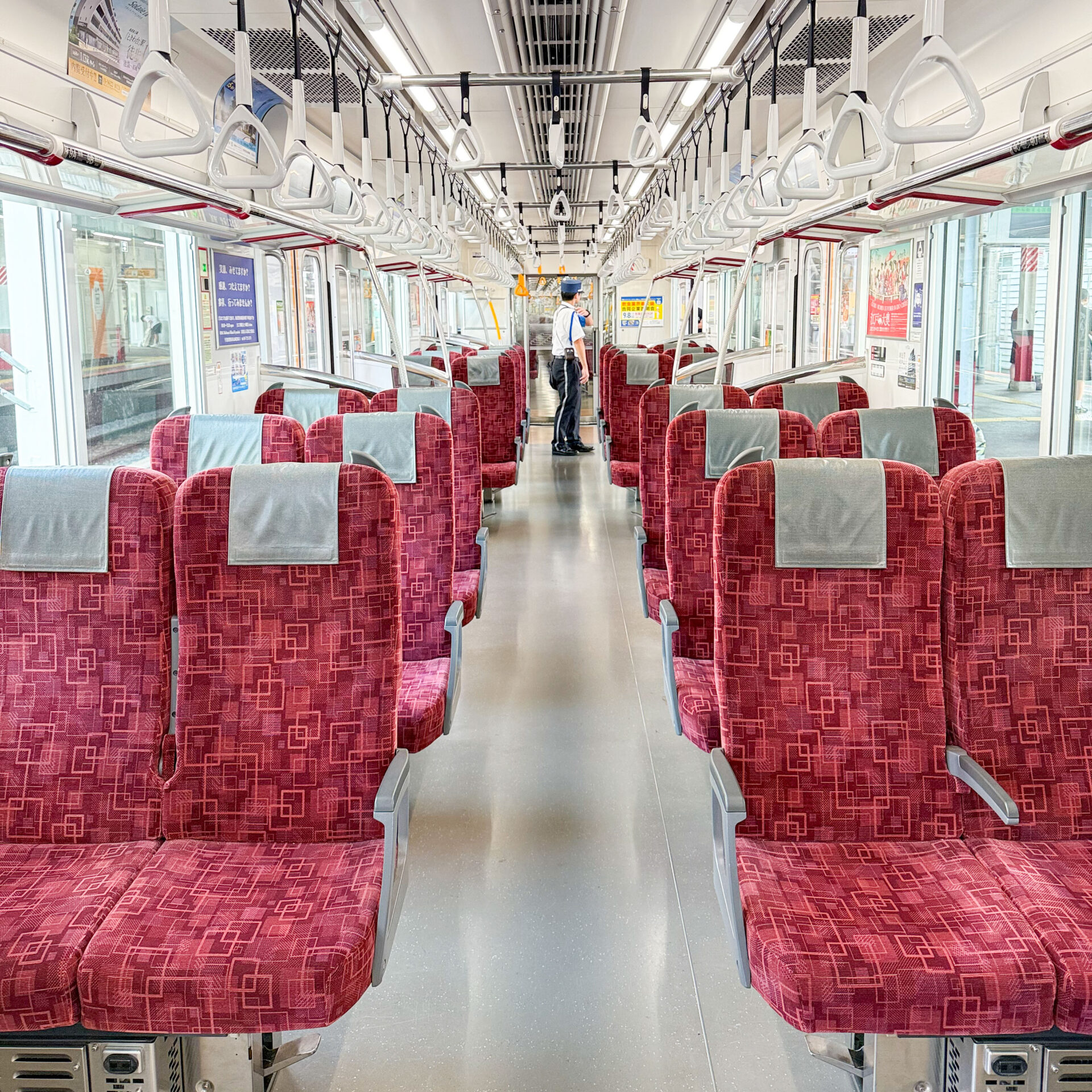 東武70090型電車車内