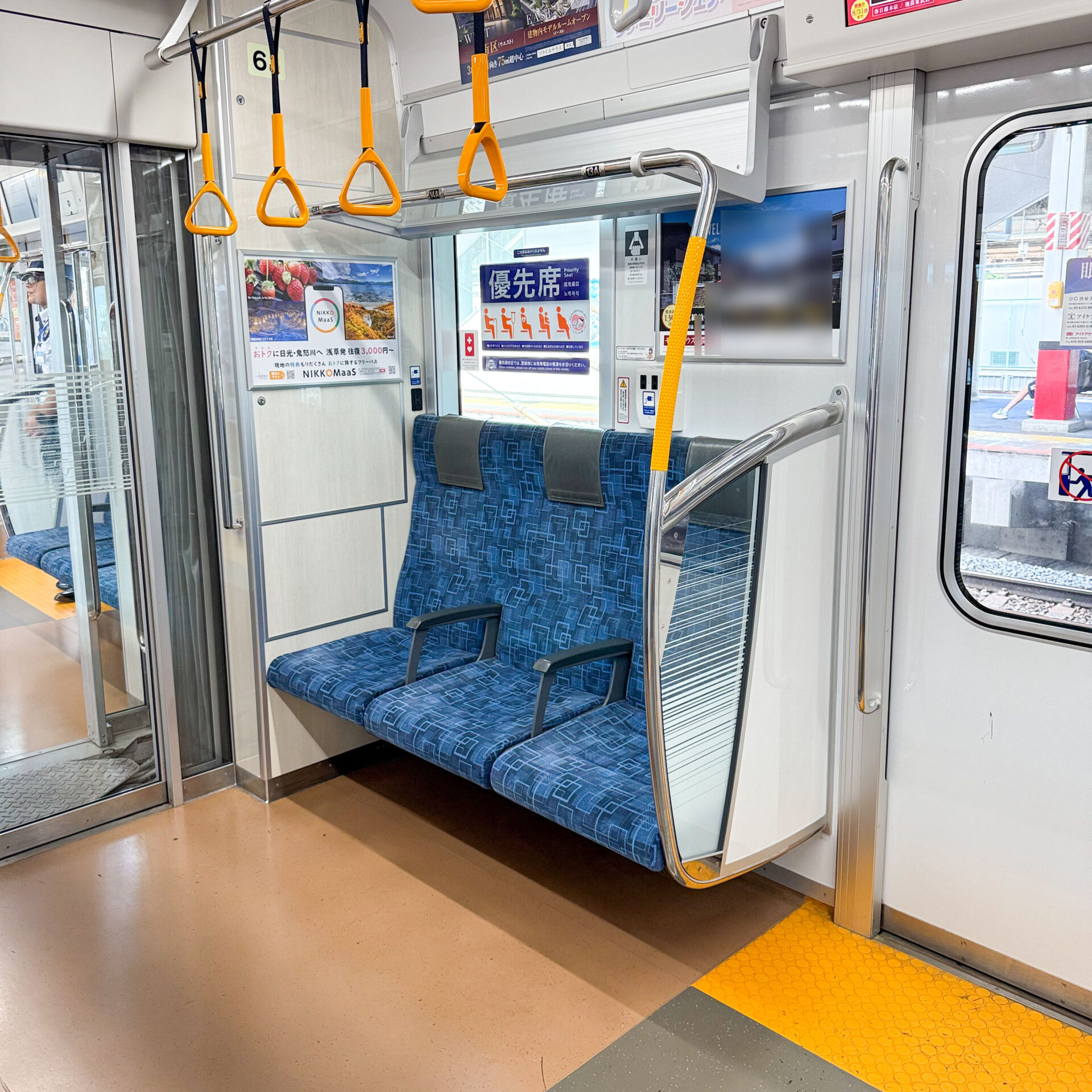 東武70090型電車車内