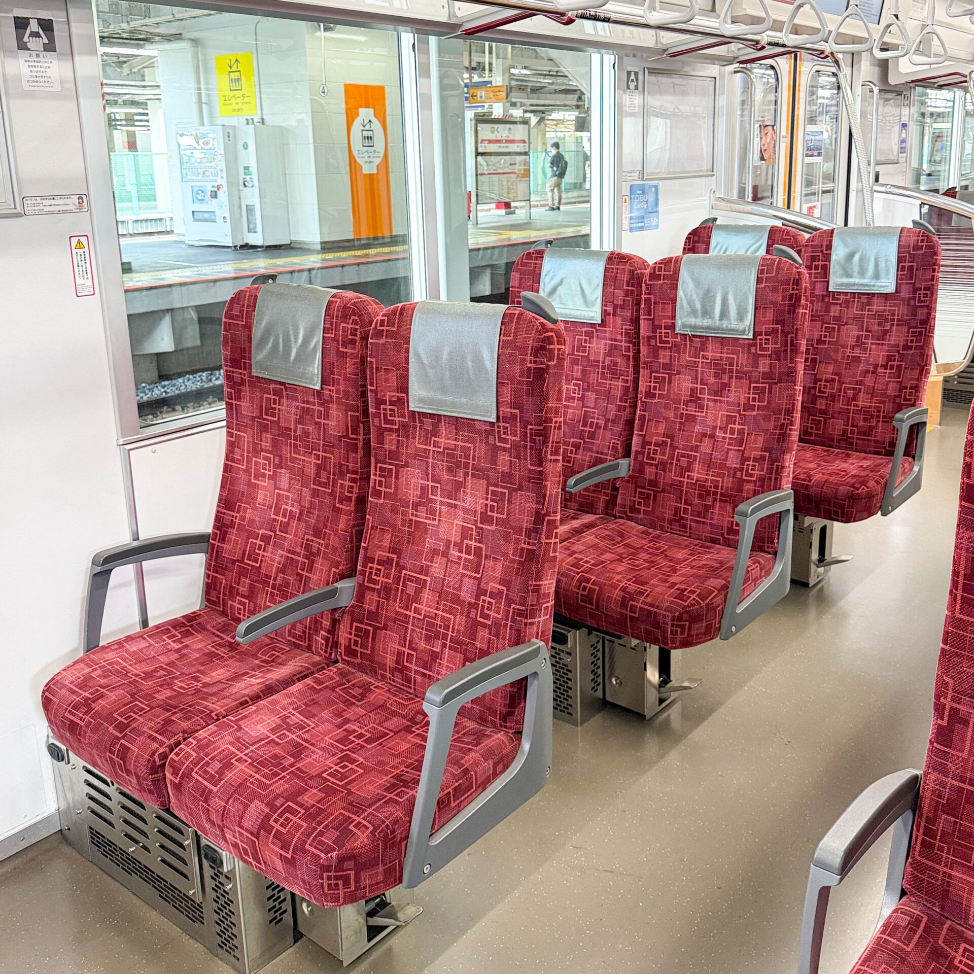 東武70090型電車車内