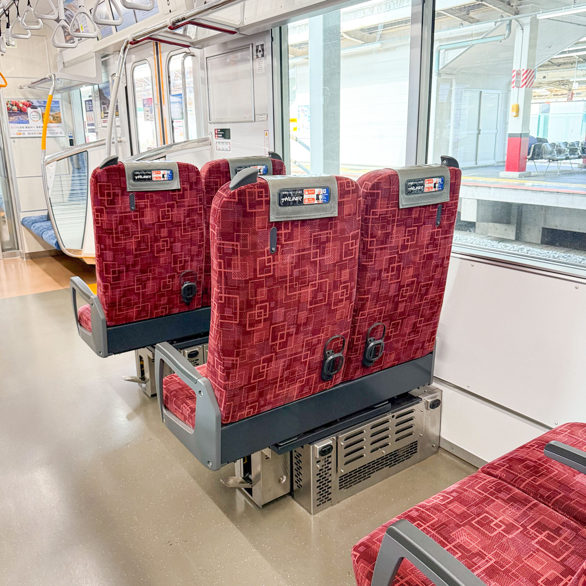東武70090型電車車内