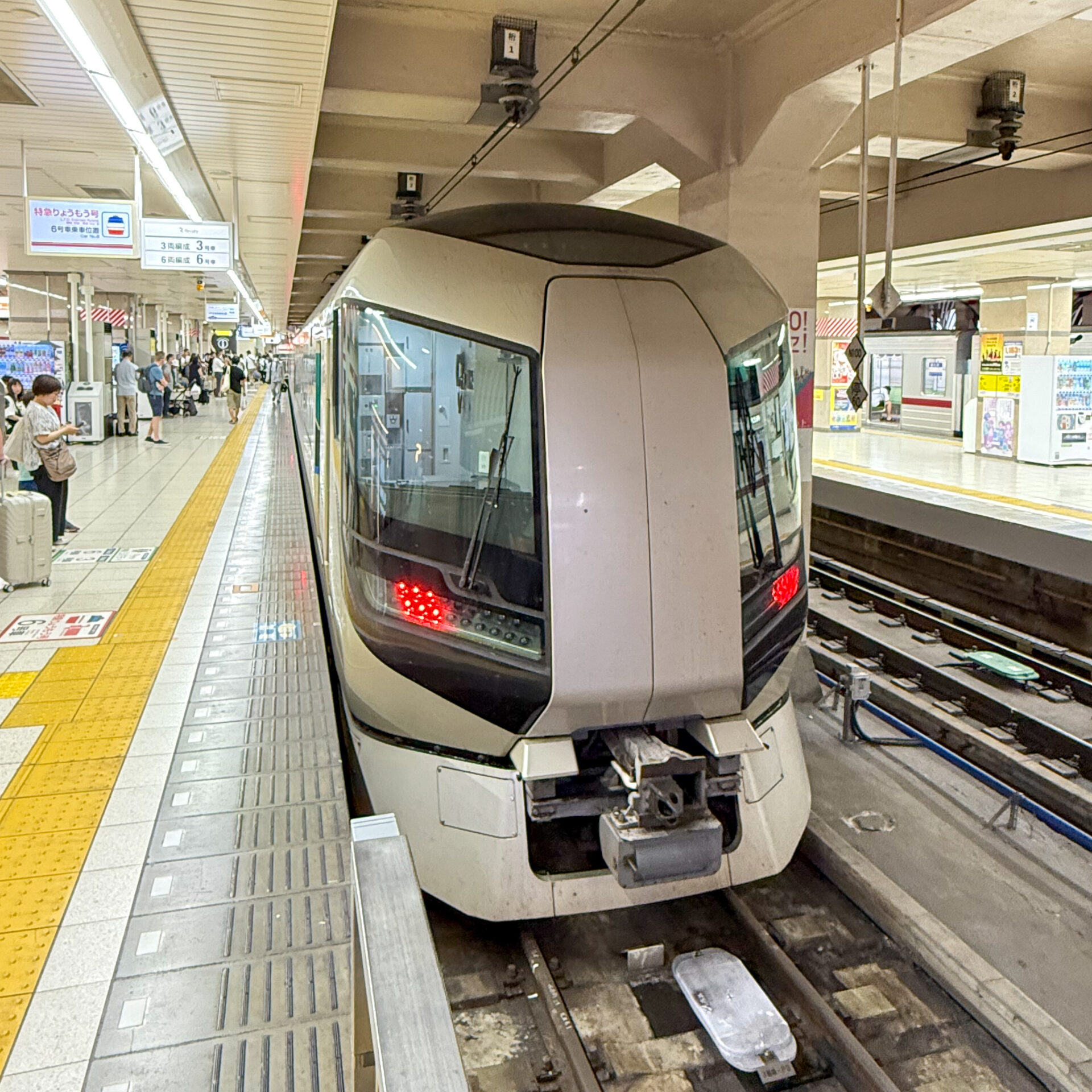 特急リバティけごん号浅草駅にて