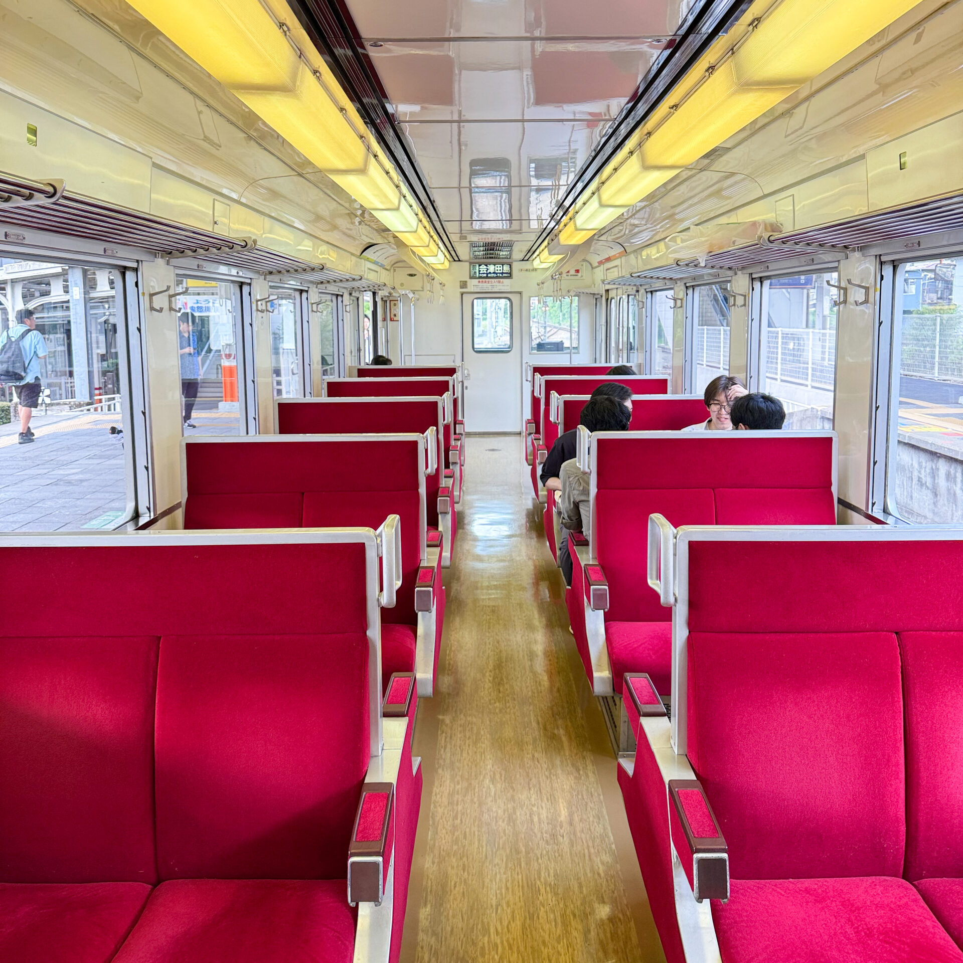 野岩鉄道6050型車内