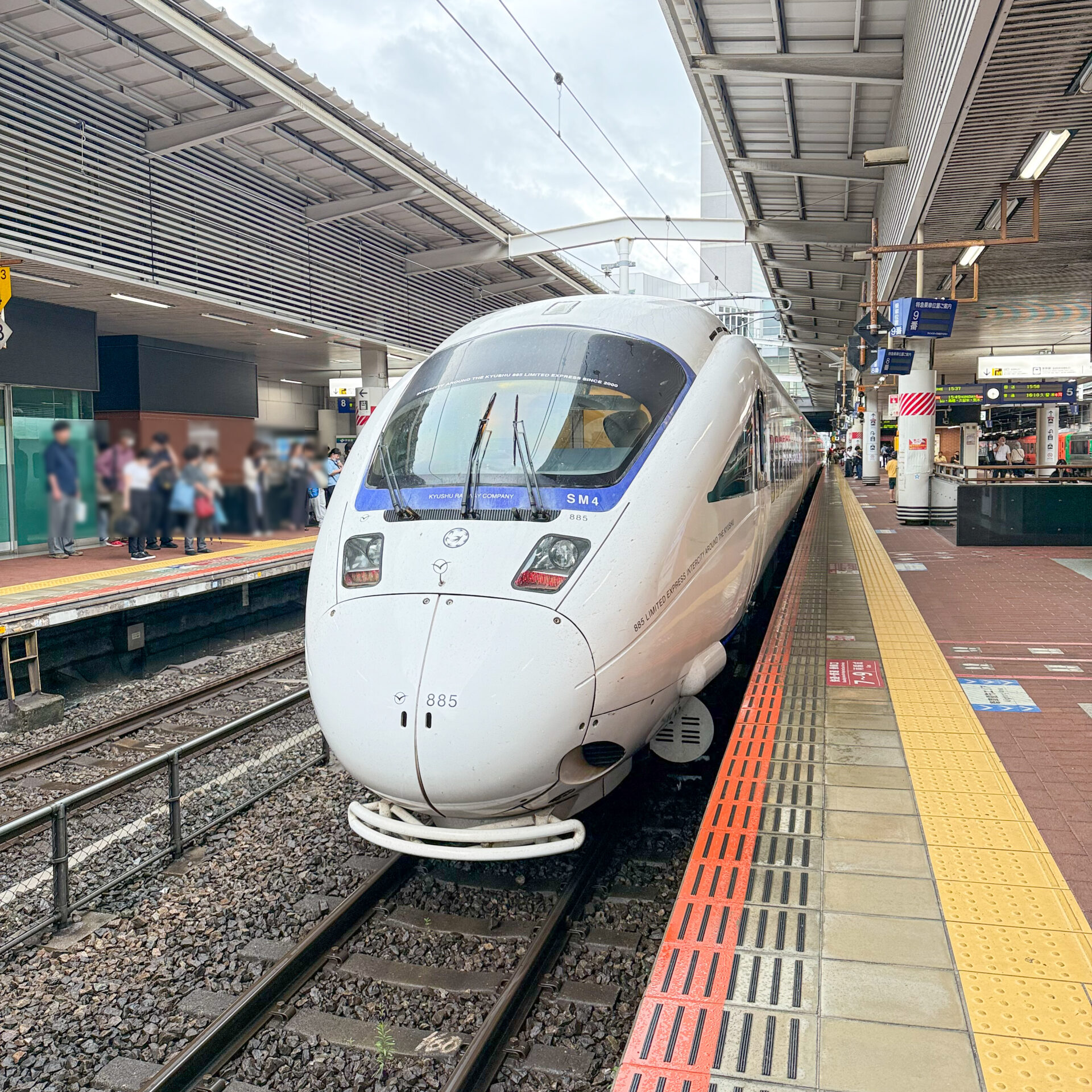 885系電車博多駅にて