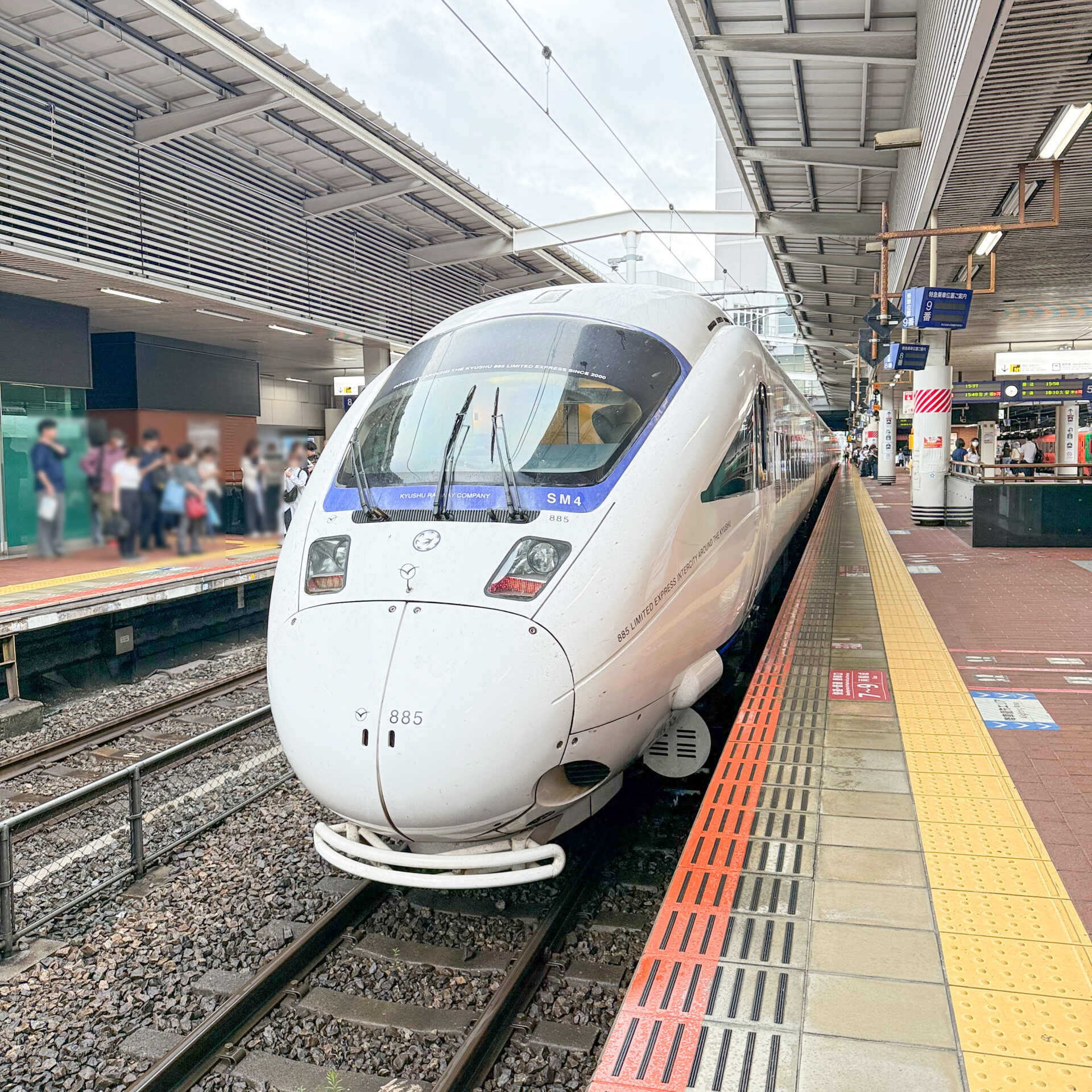 885系電車博多駅にて