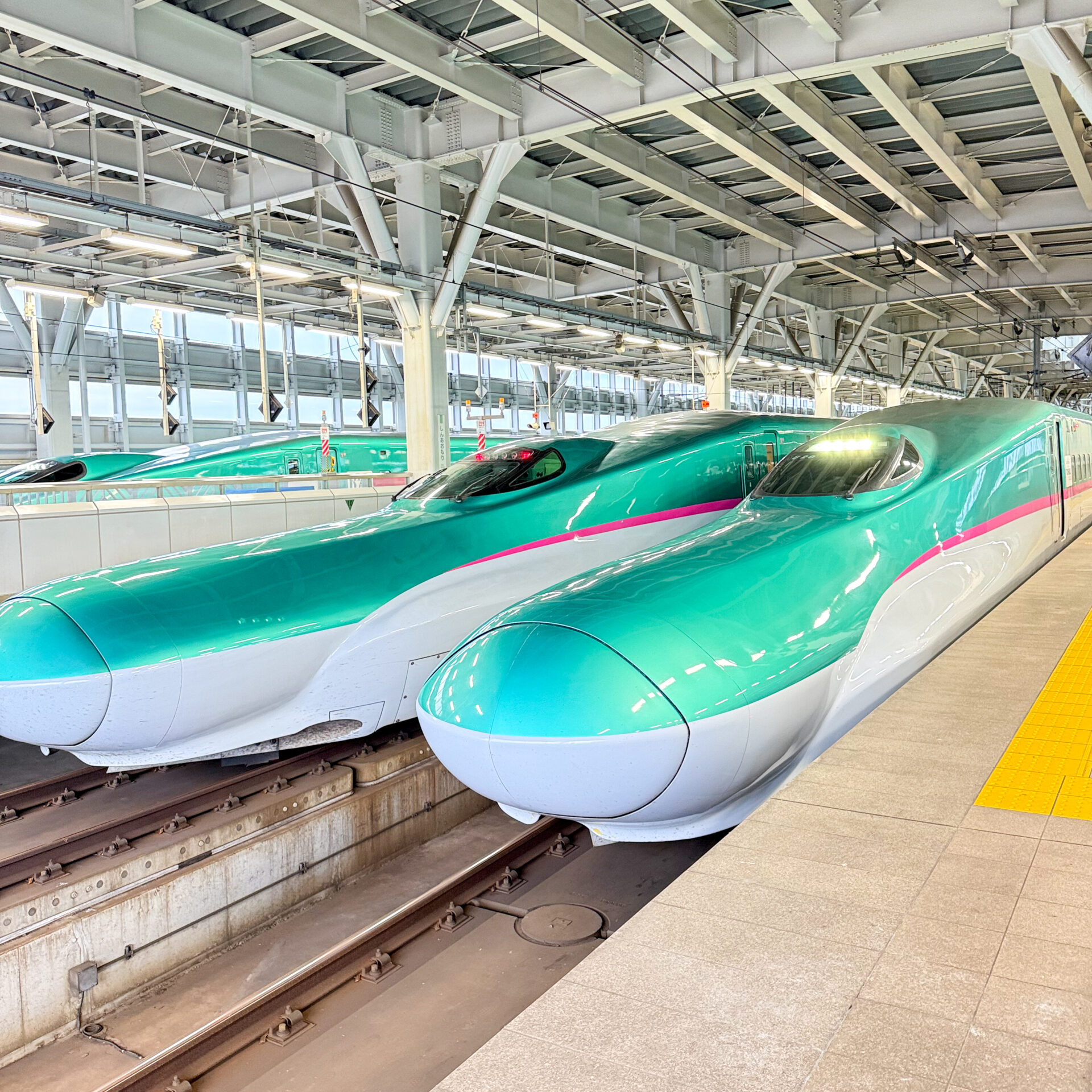 新幹線E5系新青森駅にて