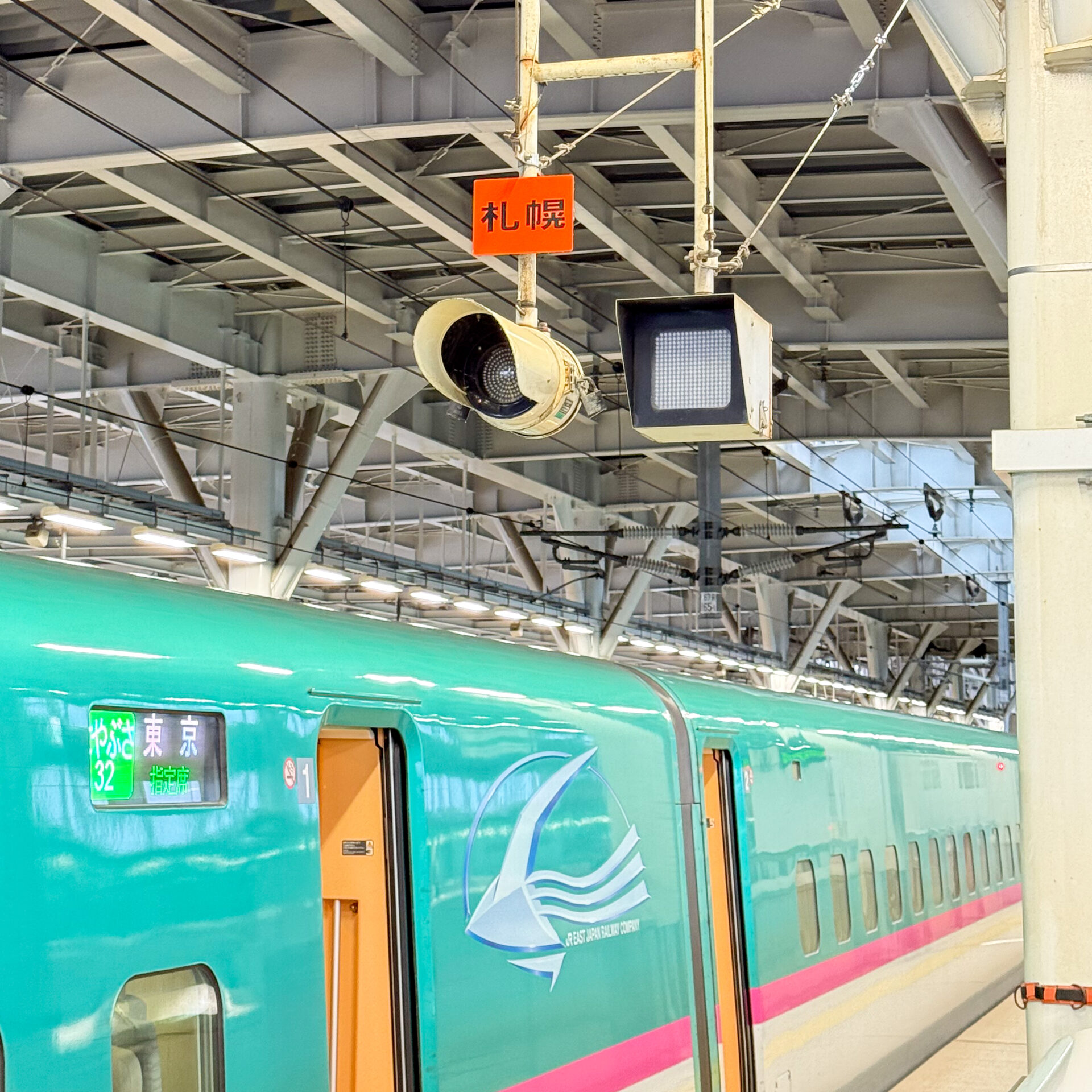 新幹線はやぶさ号新青森駅にて