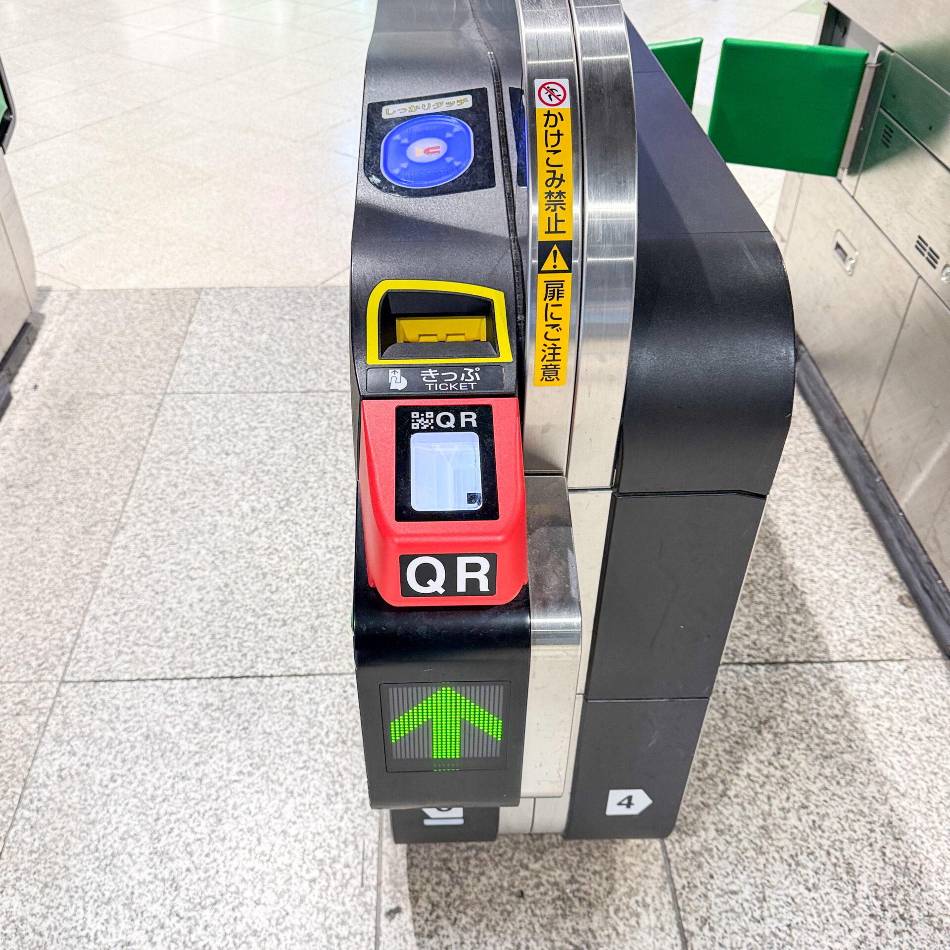 自動改札機に付けられたQRコードリーダー