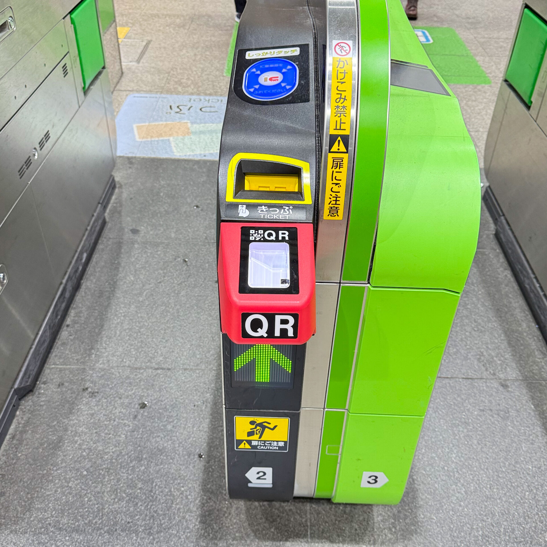 JR東日本自動改札機に付いているQRコードリーダー