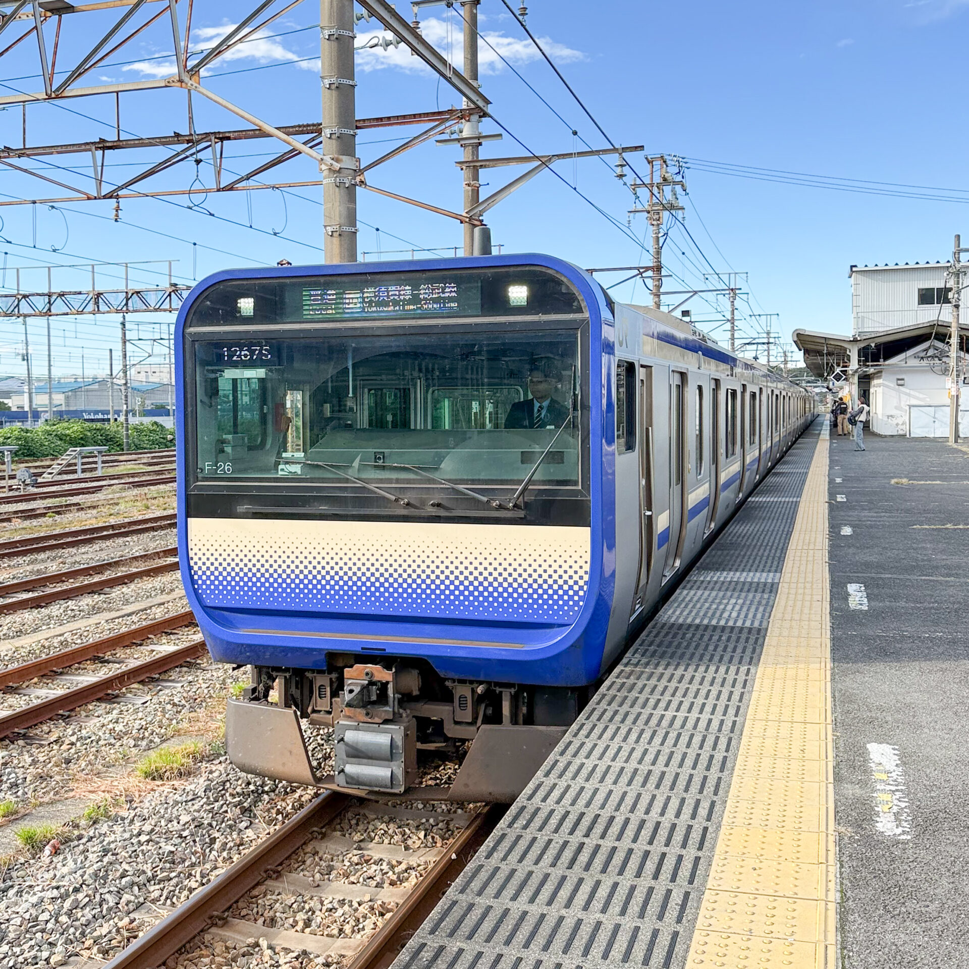 E235系電車久里浜駅にて