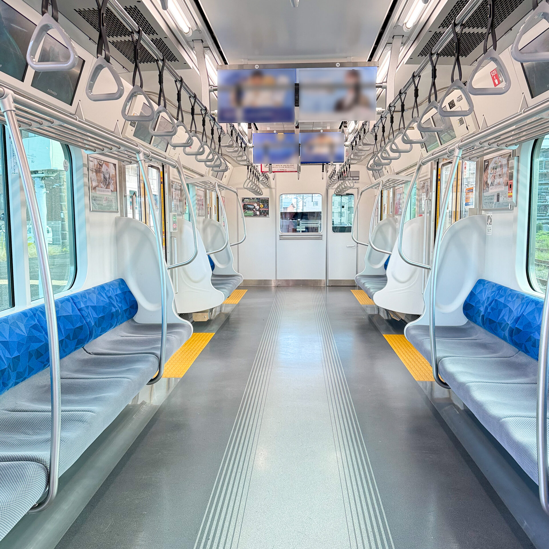 E235系電車久里浜駅にて