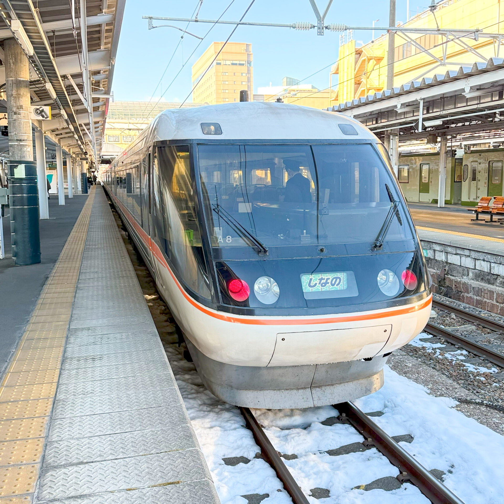 特急しなの号長野駅にて