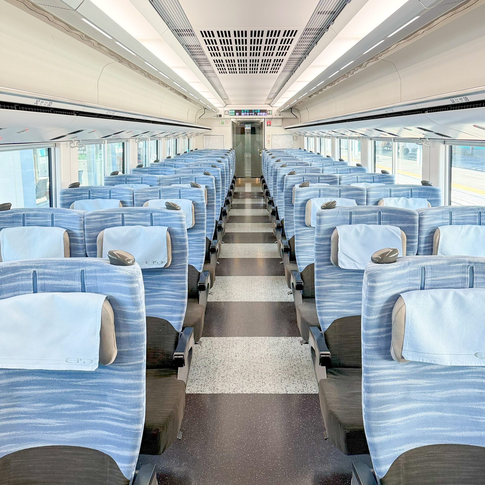 E353系電車普通車車内