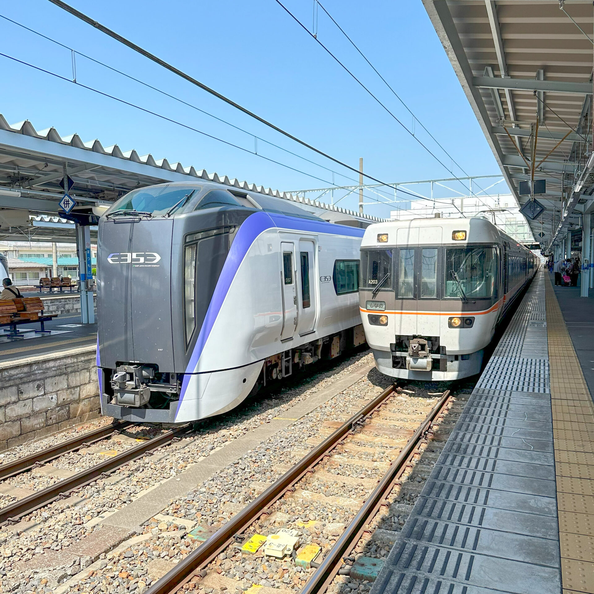 特急しなの号とあずさ号松本駅にて