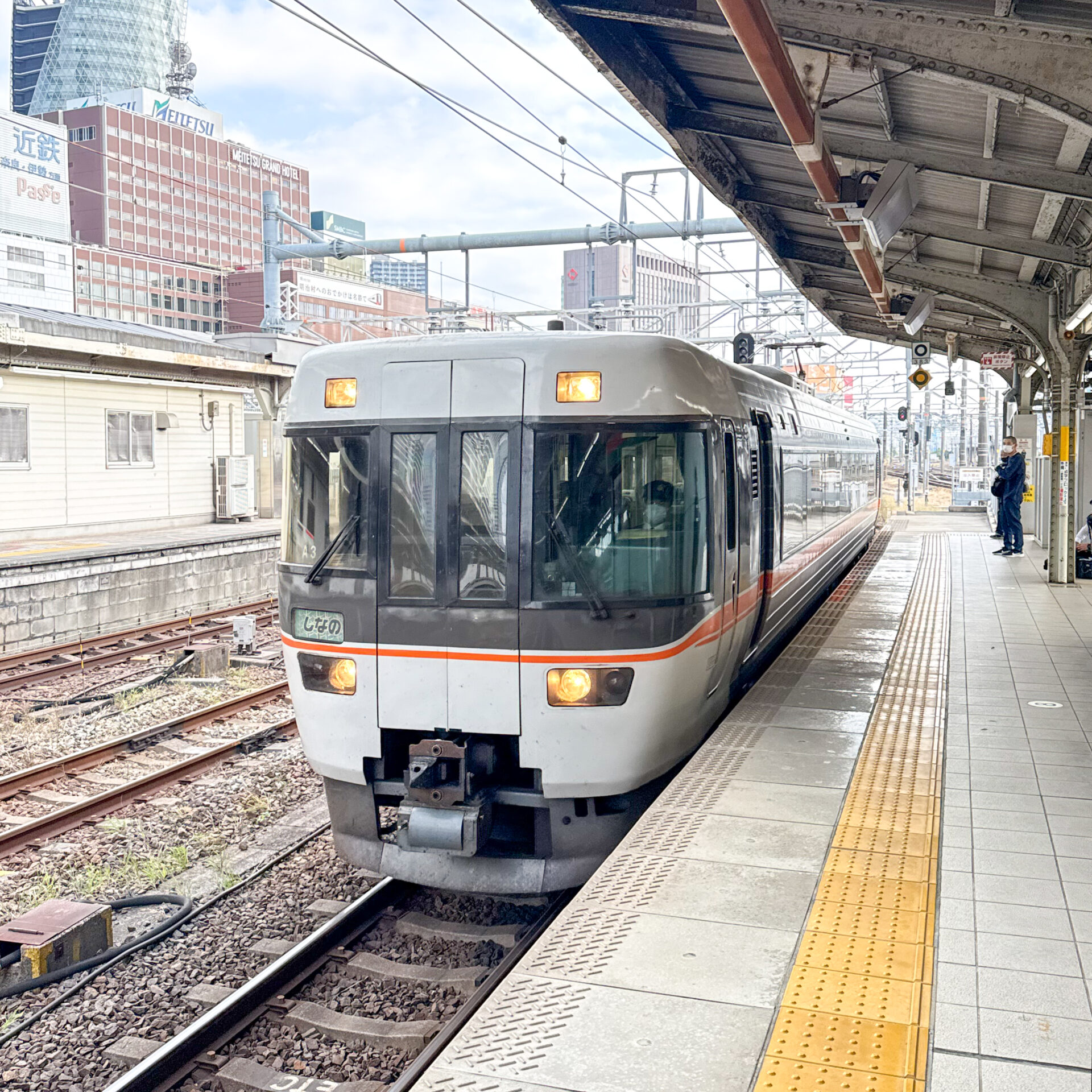 特急しなの号名古屋駅にて