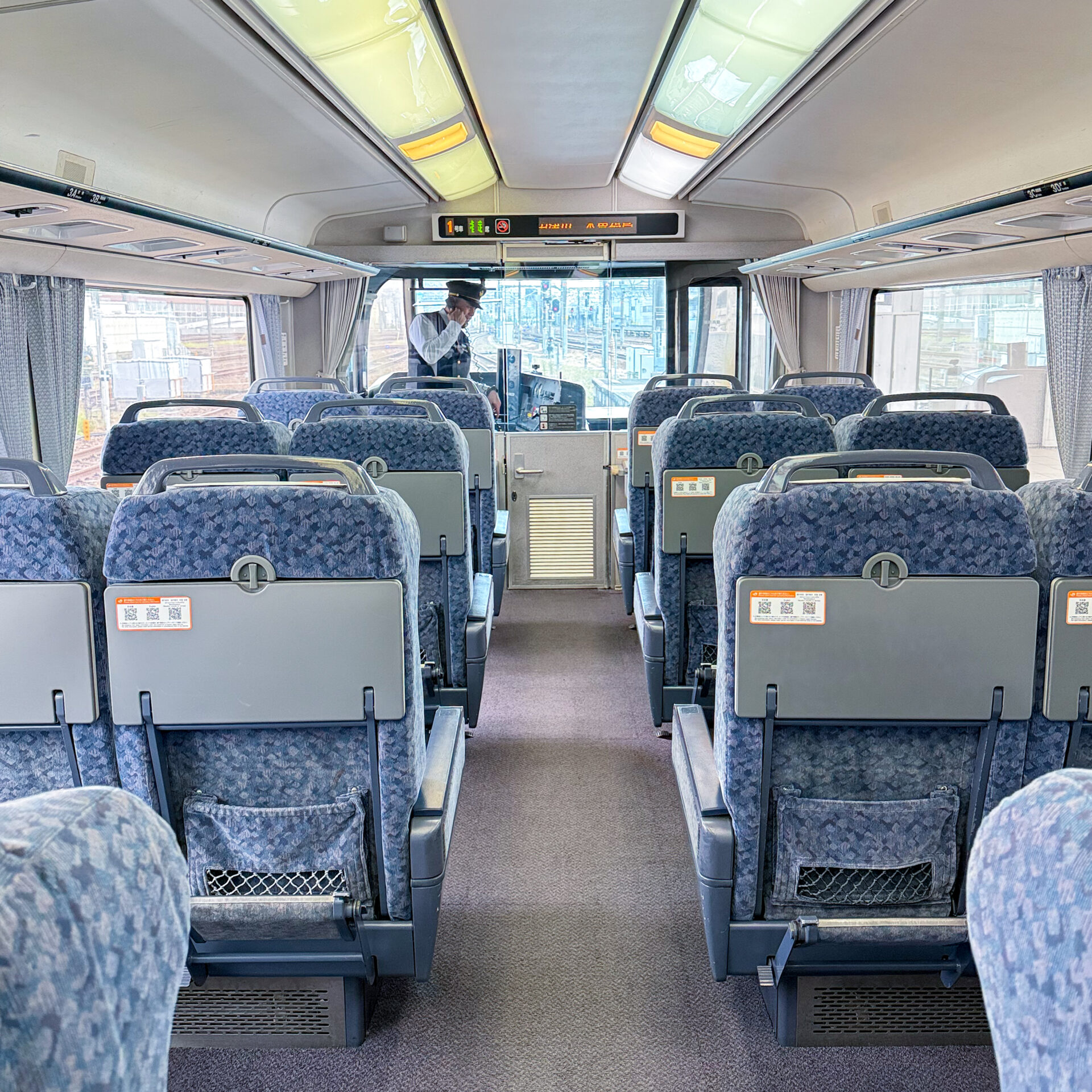 特急しなの号グリーン車車内