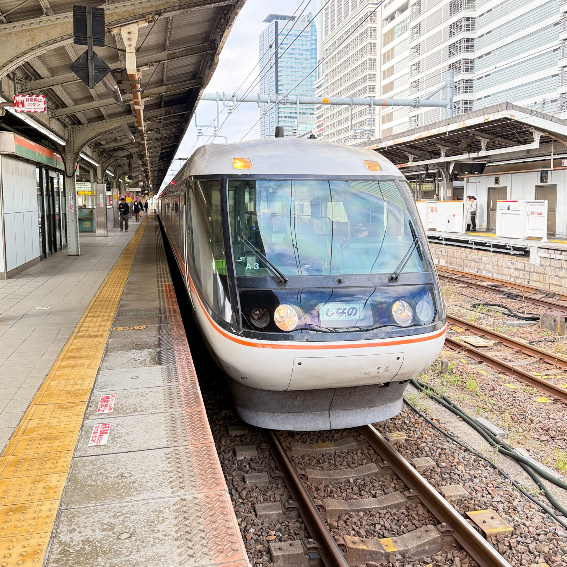 特急しなの号名古屋駅にて