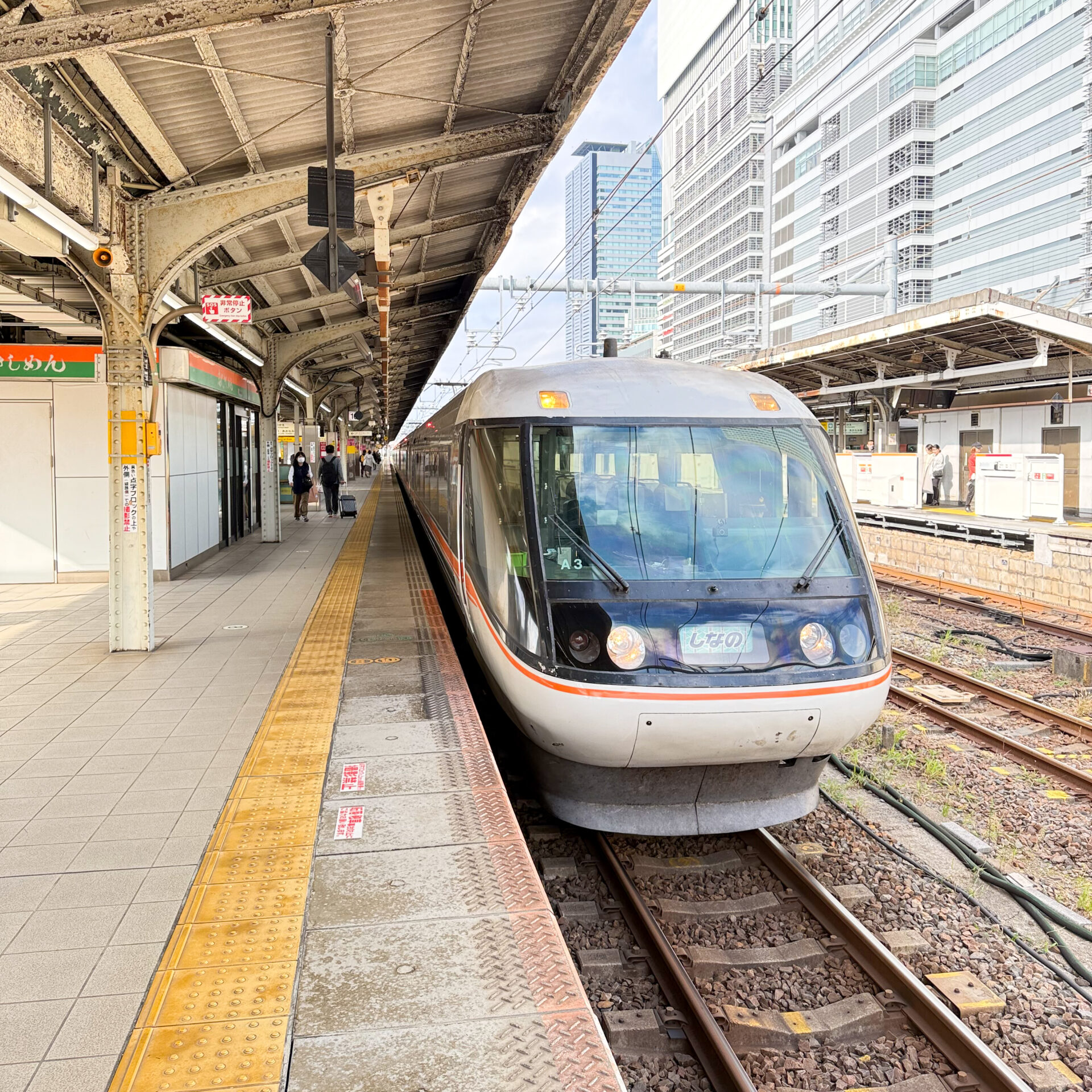 特急しなの号名古屋駅にて