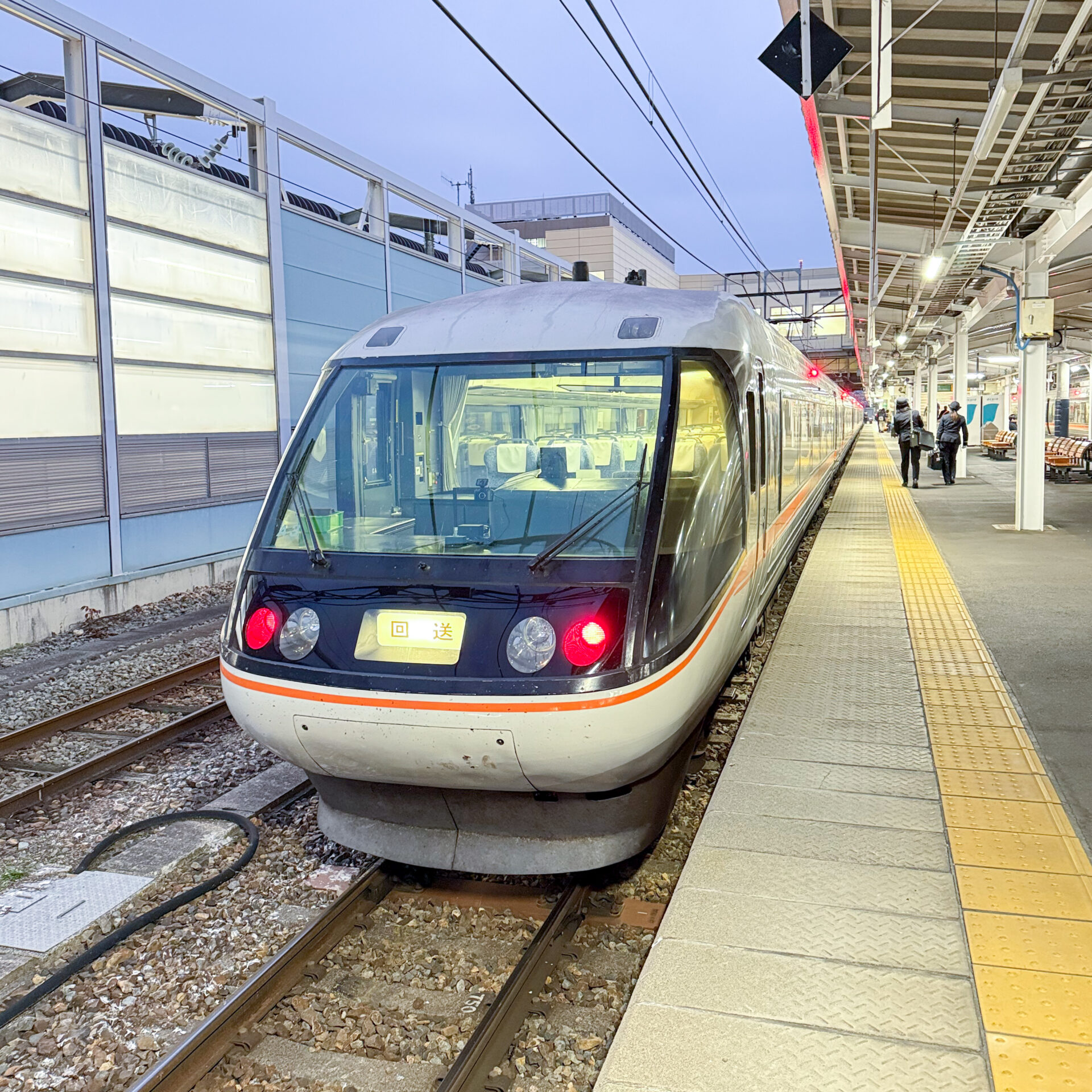 特急しなの号長野駅に到着
