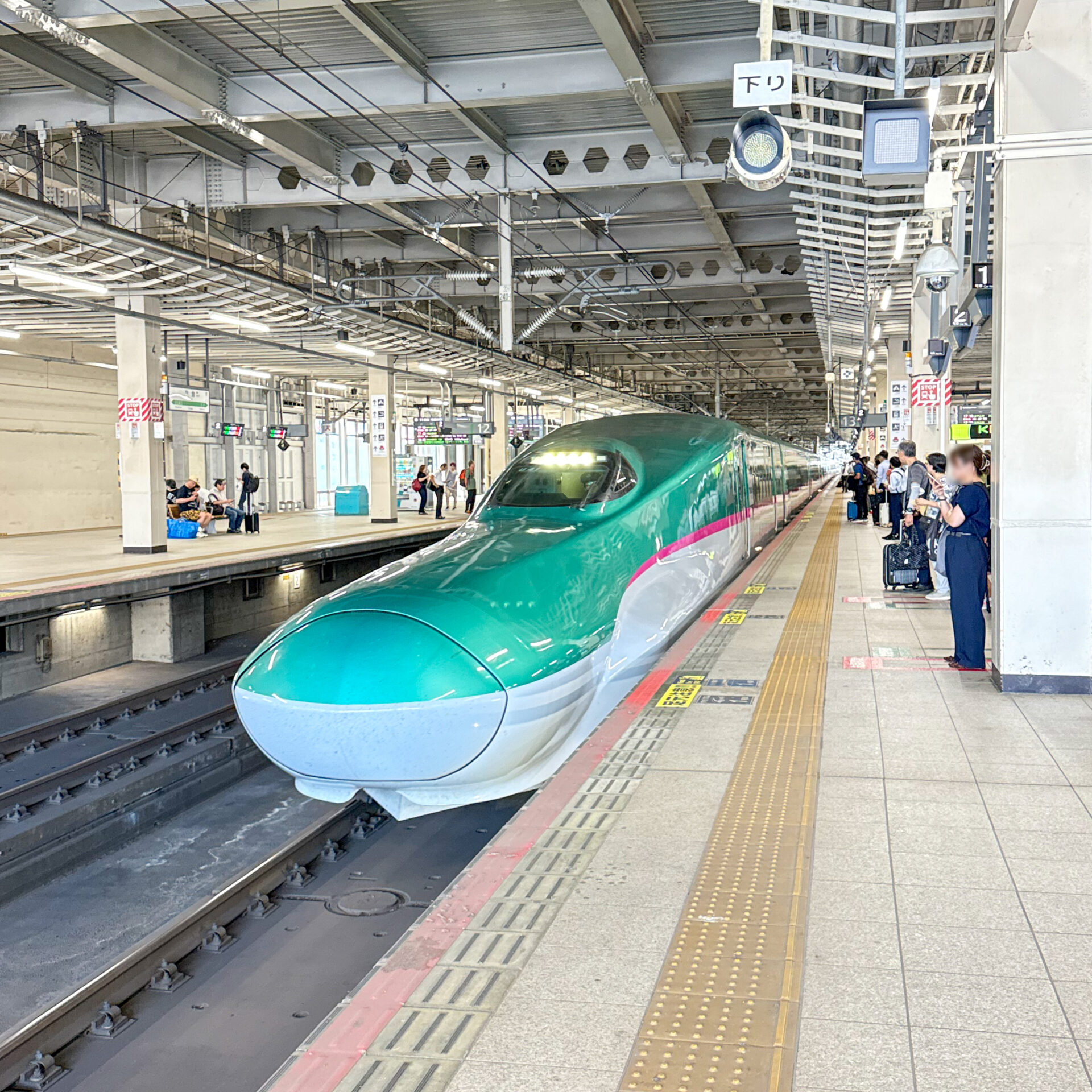 新幹線E5系仙台駅にて