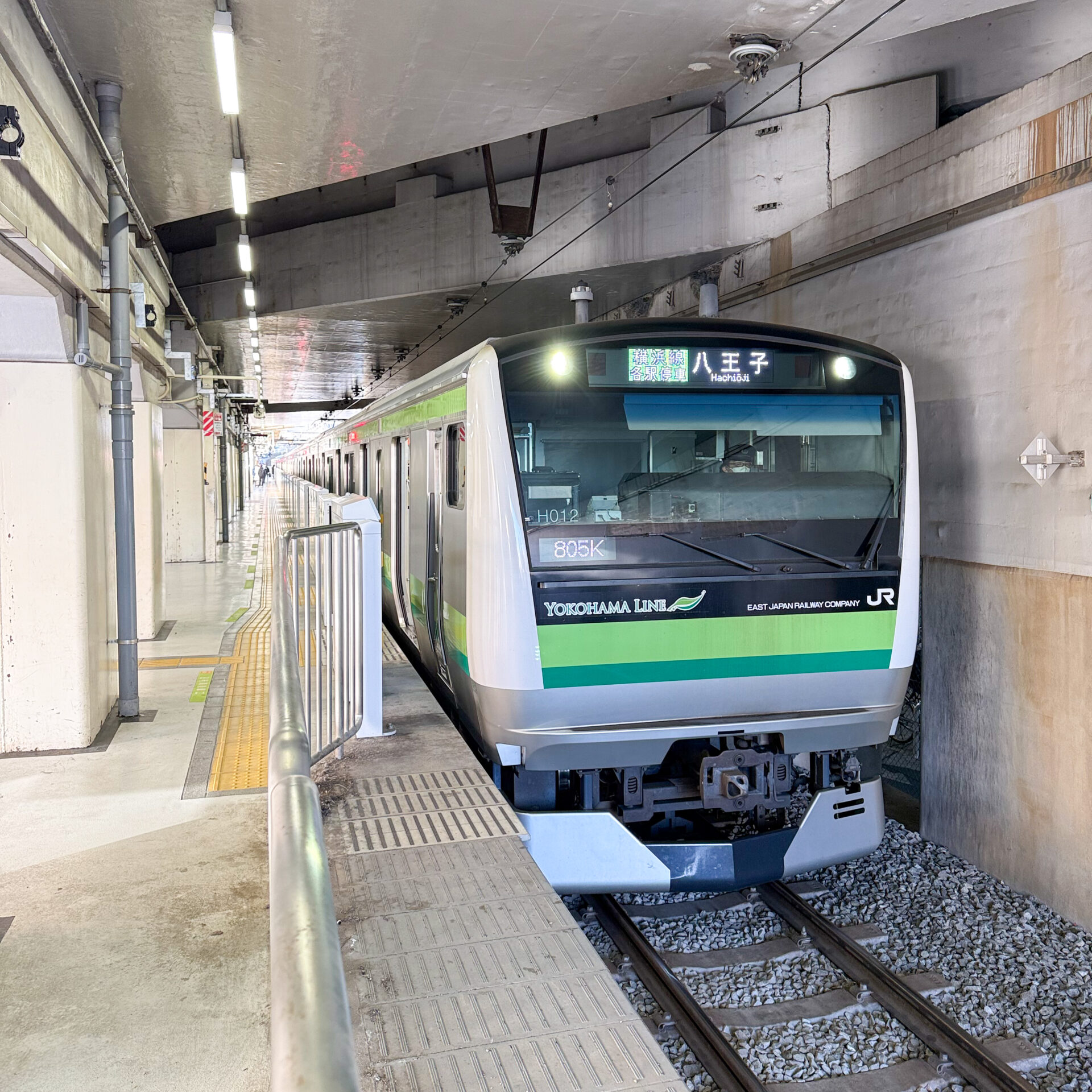 横浜線普通列車新横浜駅にて