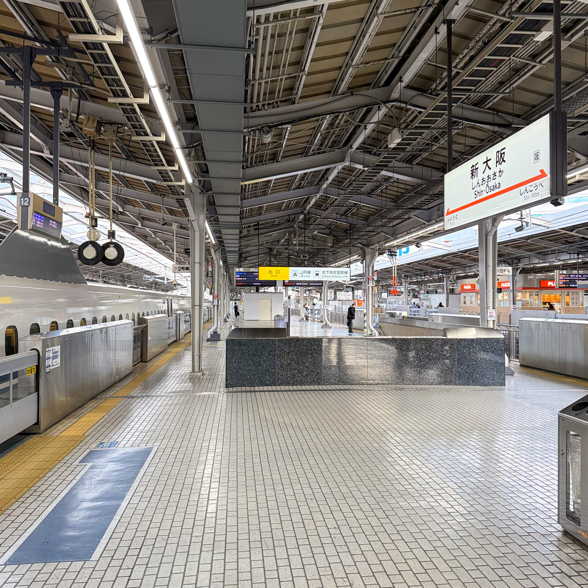 東海道新幹線新大阪駅ホーム