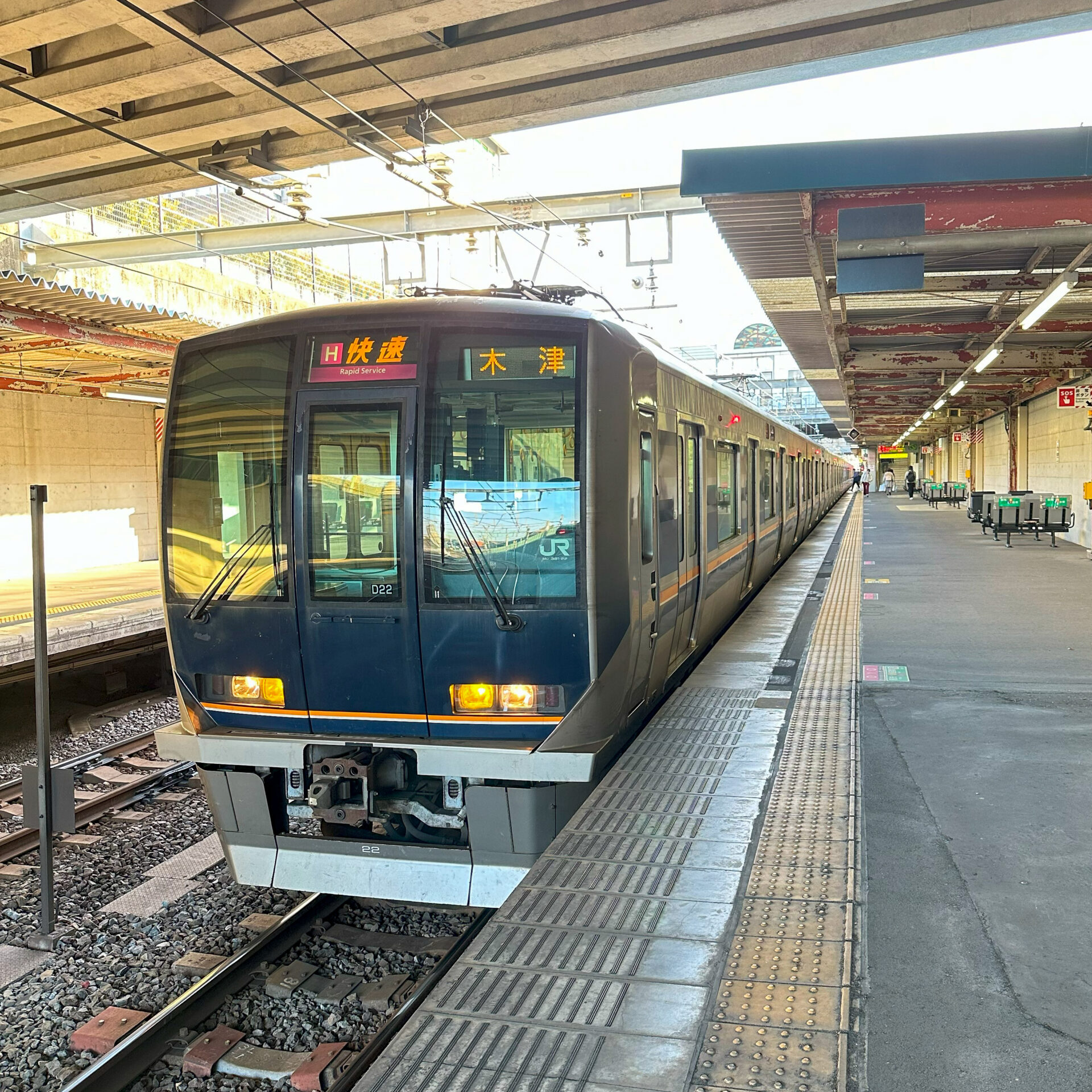 JR西日本207系電車松井山手駅にて