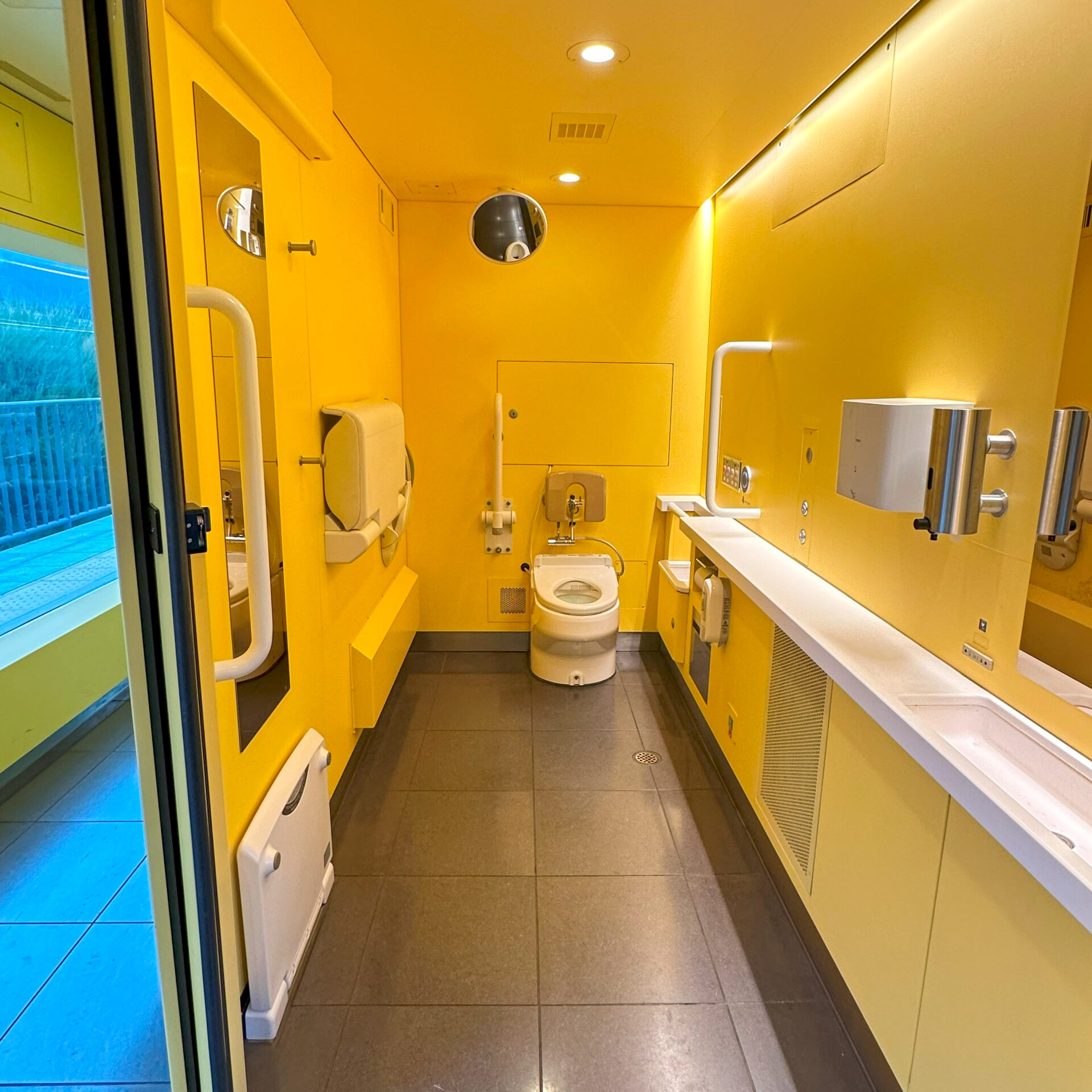 西武鉄道001系電車多目的トイレ