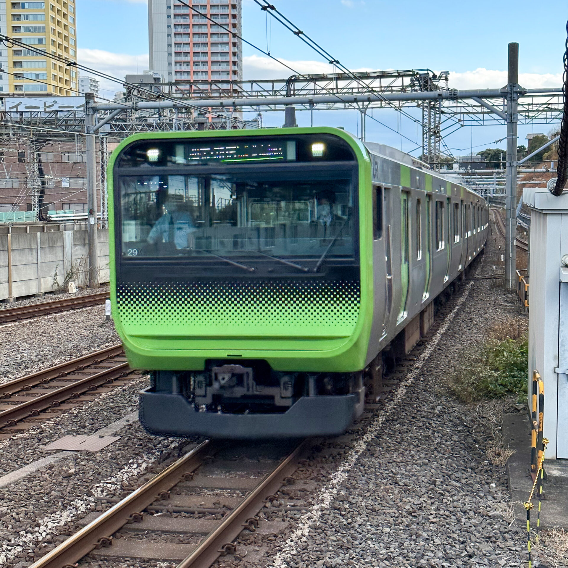 山手線E235系電車西日暮里駅にて